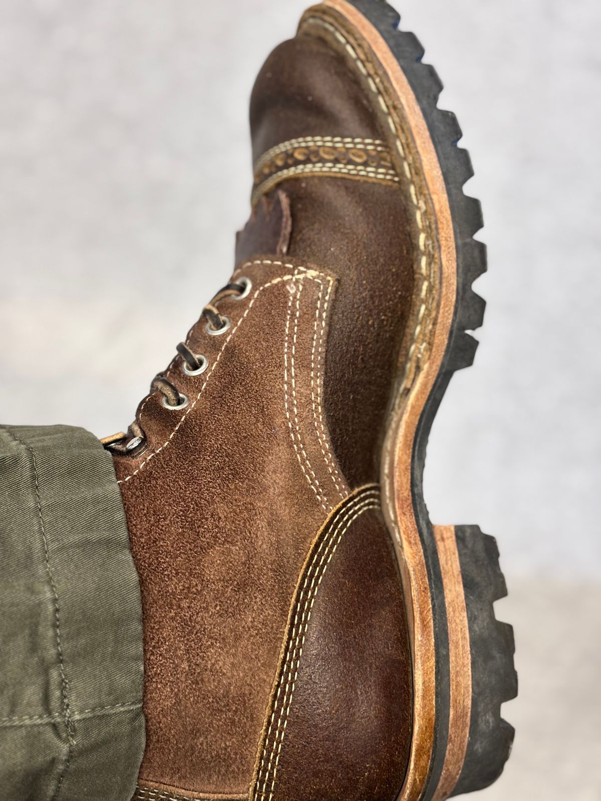 Photo by GodsRedeemed on December 17, 2024 of the Baker’s Custom White’s Bounty Hunters Bounty Hunters in Horween Cinnamon Waxed Flesh & Seidel Brown Oil Tan Roughout & Horween Olive Waxed Flesh.