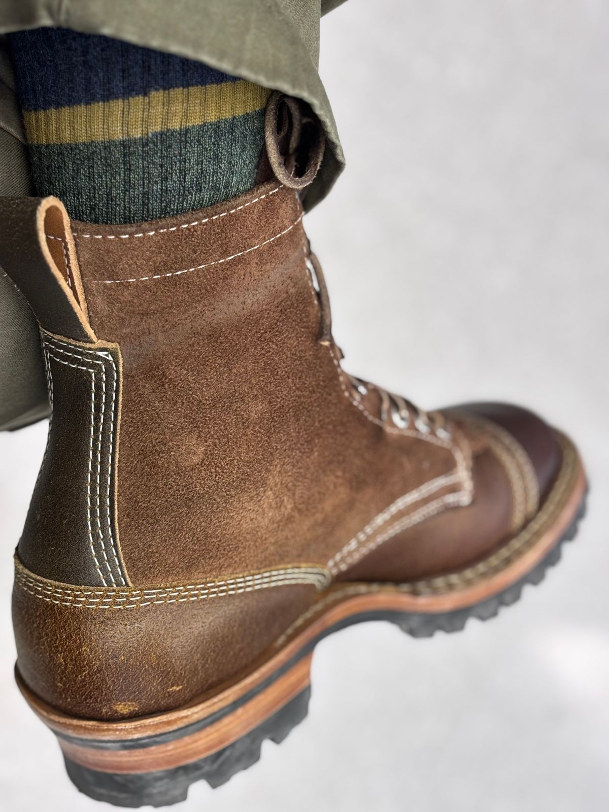 Photo by GodsRedeemed on May 23, 2025 of the Baker’s Custom White’s Bounty Hunters Bounty Hunters in Horween Cinnamon Waxed Flesh & Seidel Brown Oil Tan Roughout & Horween Olive Waxed Flesh.