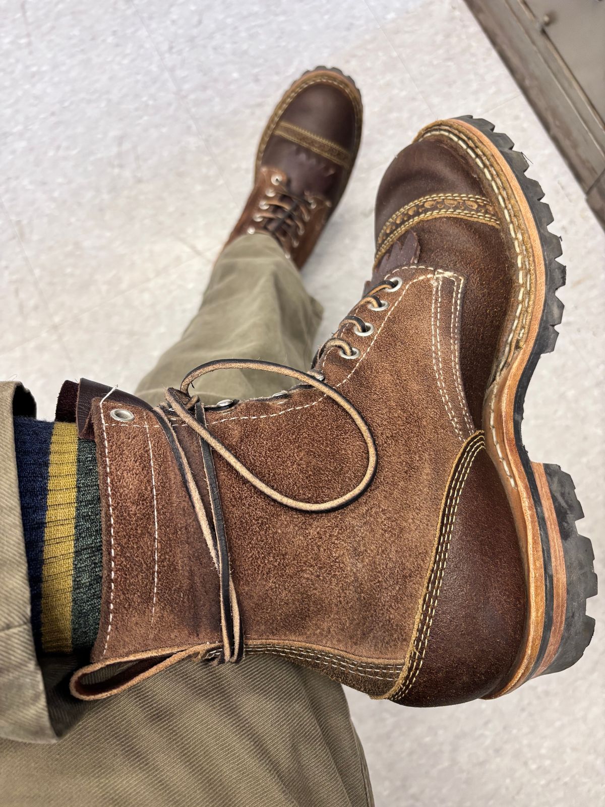 Photo by GodsRedeemed on December 2, 2024 of the Baker’s Custom White’s Bounty Hunters Bounty Hunters in Horween Cinnamon Waxed Flesh & Seidel Brown Oil Tan Roughout & Horween Olive Waxed Flesh.