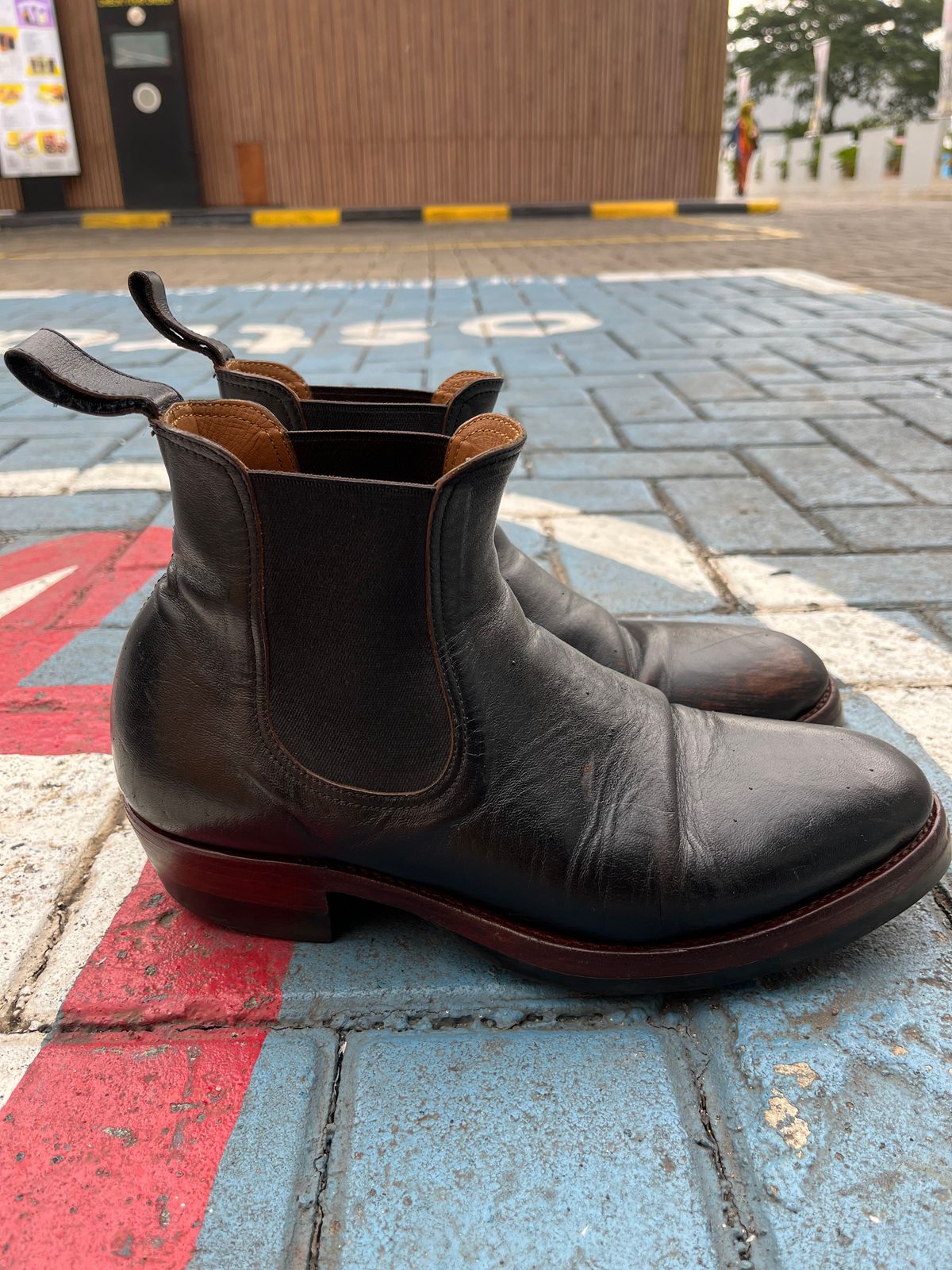 Photo by ArySaputra on February 1, 2026 of the Briselblack The Seventh Chelsea Boot in Shinki Black Teacore Horsebutt.