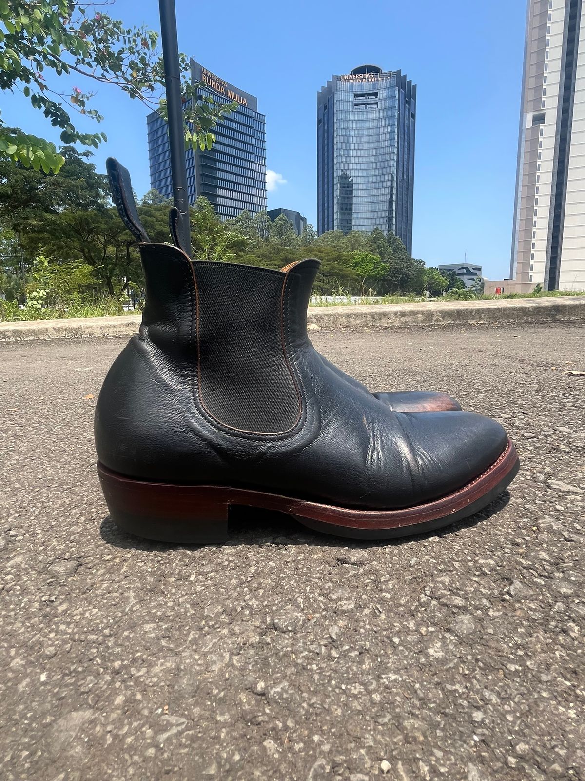 Photo by ArySaputra on April 3, 2026 of the Briselblack The Seventh Chelsea Boot in Shinki Black Teacore Horsebutt.