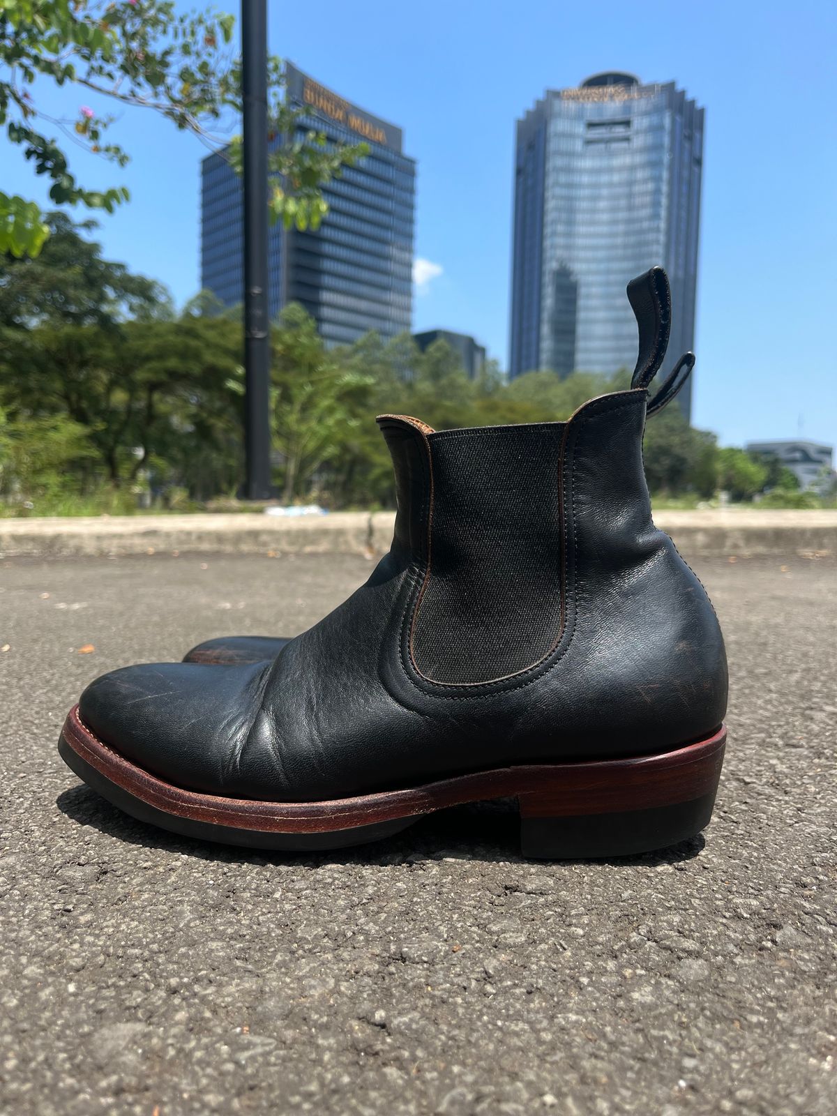 Photo by ArySaputra on April 3, 2026 of the Briselblack The Seventh Chelsea Boot in Shinki Black Teacore Horsebutt.