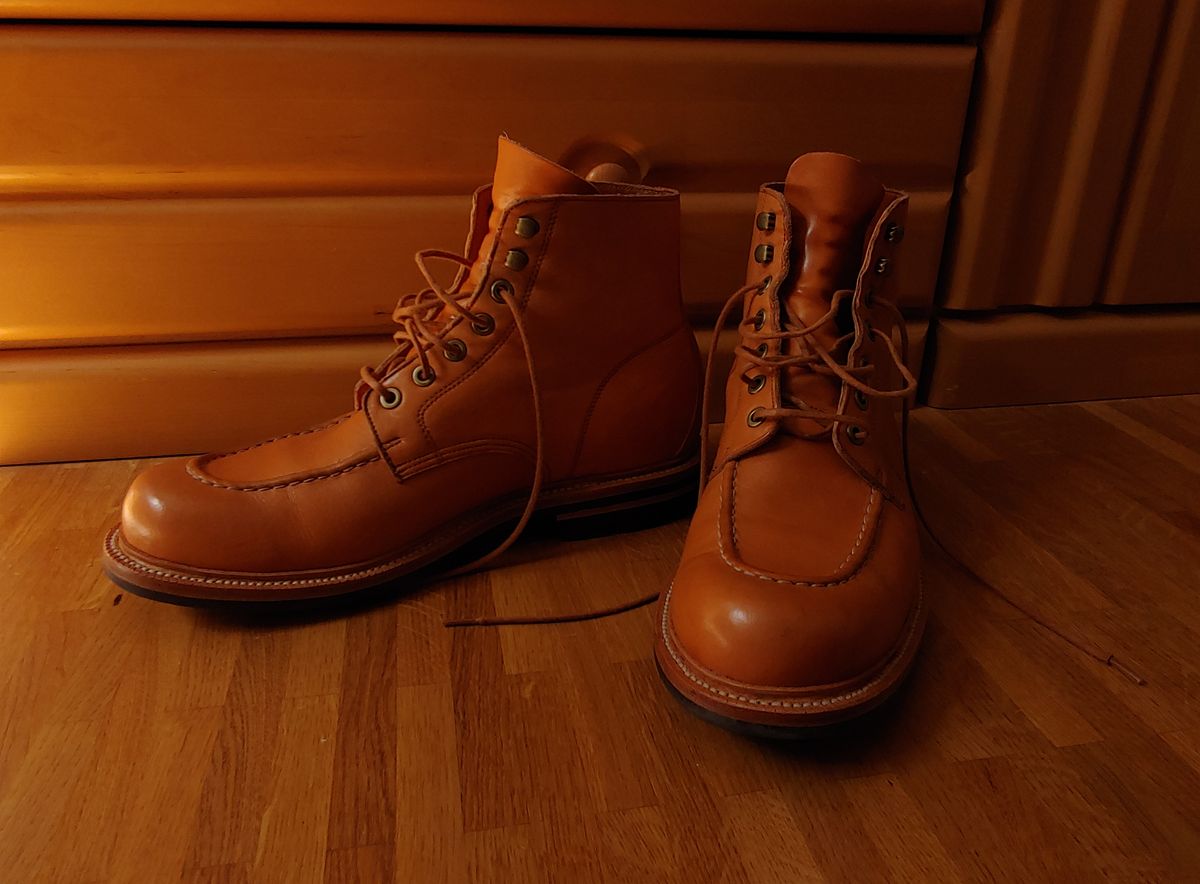 Photo by brunizam on September 4, 2022 of the Grant Stone Brass Boot in Horween Natural Essex.