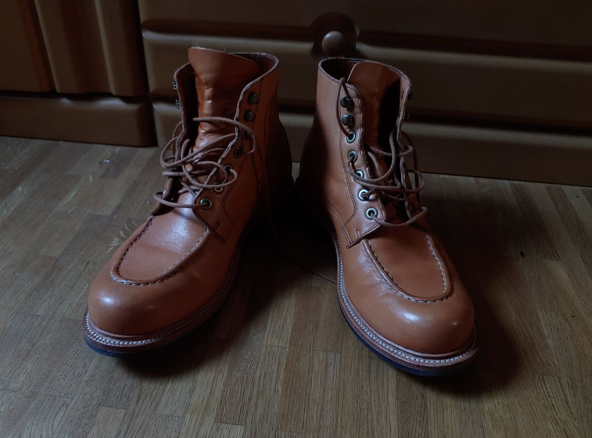 Photo by brunizam on September 14, 2022 of the Grant Stone Brass Boot in Horween Natural Essex.