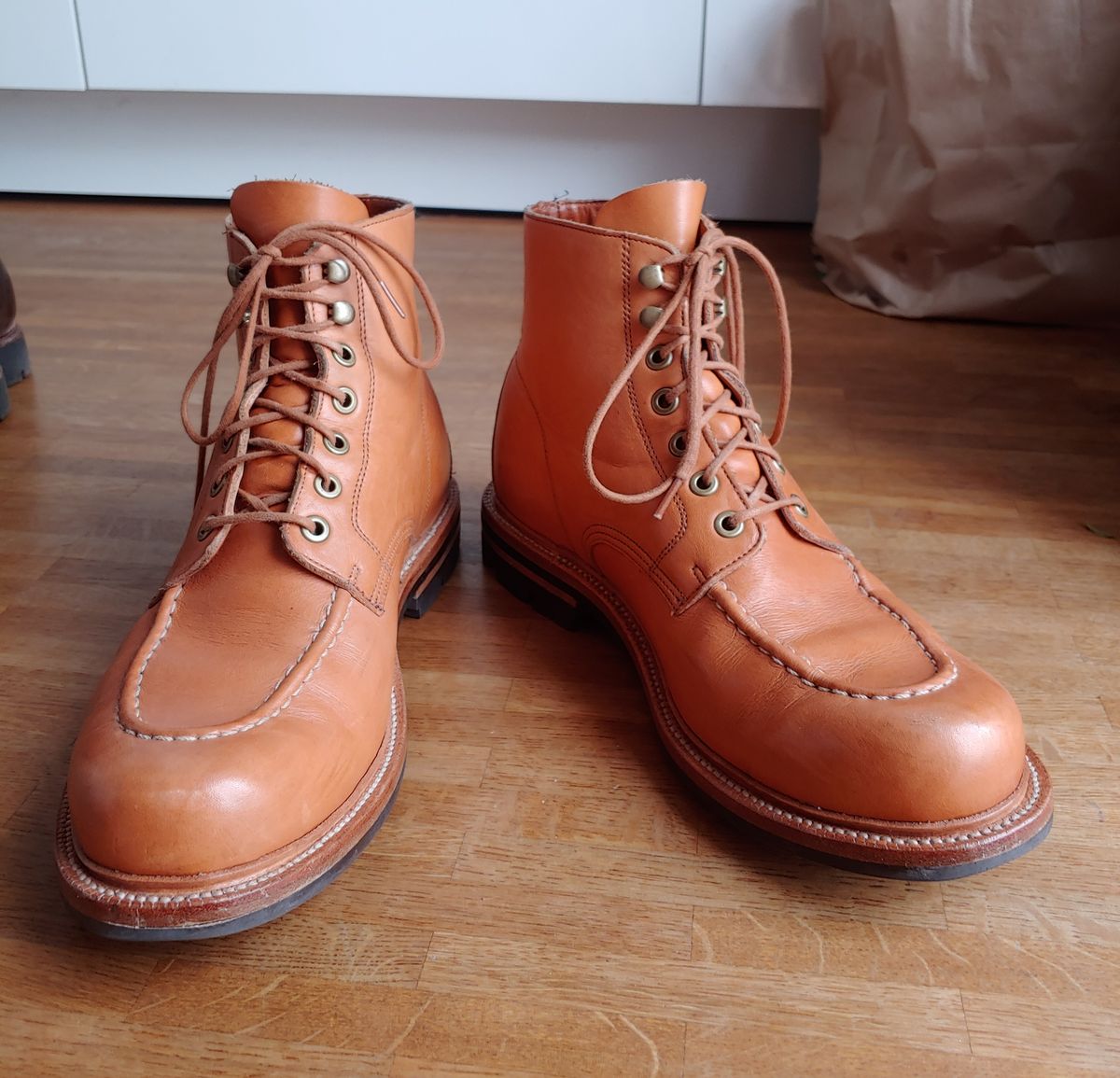 Photo by brunizam on January 17, 2023 of the Grant Stone Brass Boot in Horween Natural Essex.