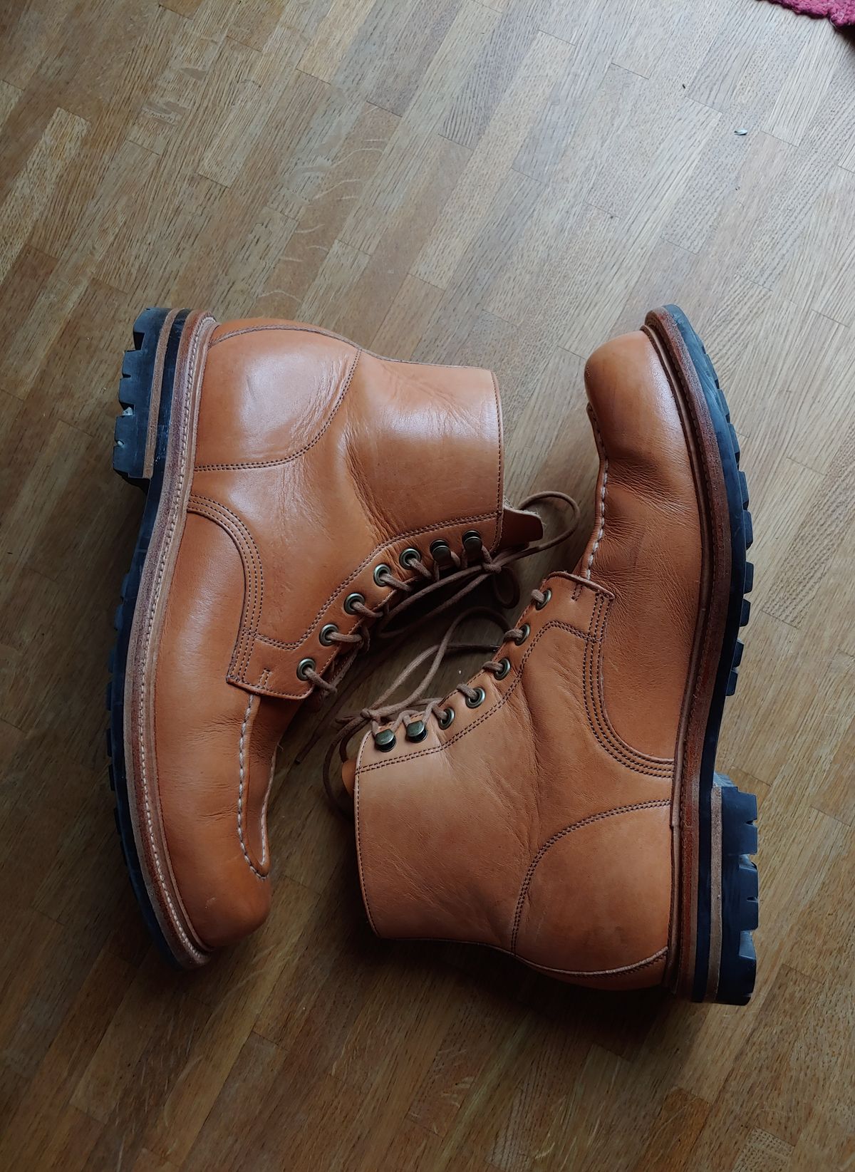 Photo by brunizam on January 17, 2023 of the Grant Stone Brass Boot in Horween Natural Essex.