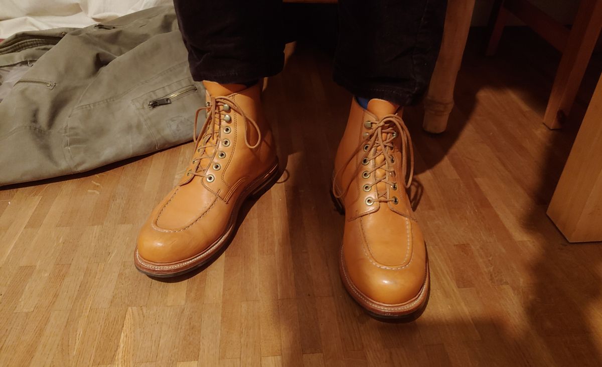 Photo by brunizam on February 18, 2023 of the Grant Stone Brass Boot in Horween Natural Essex.