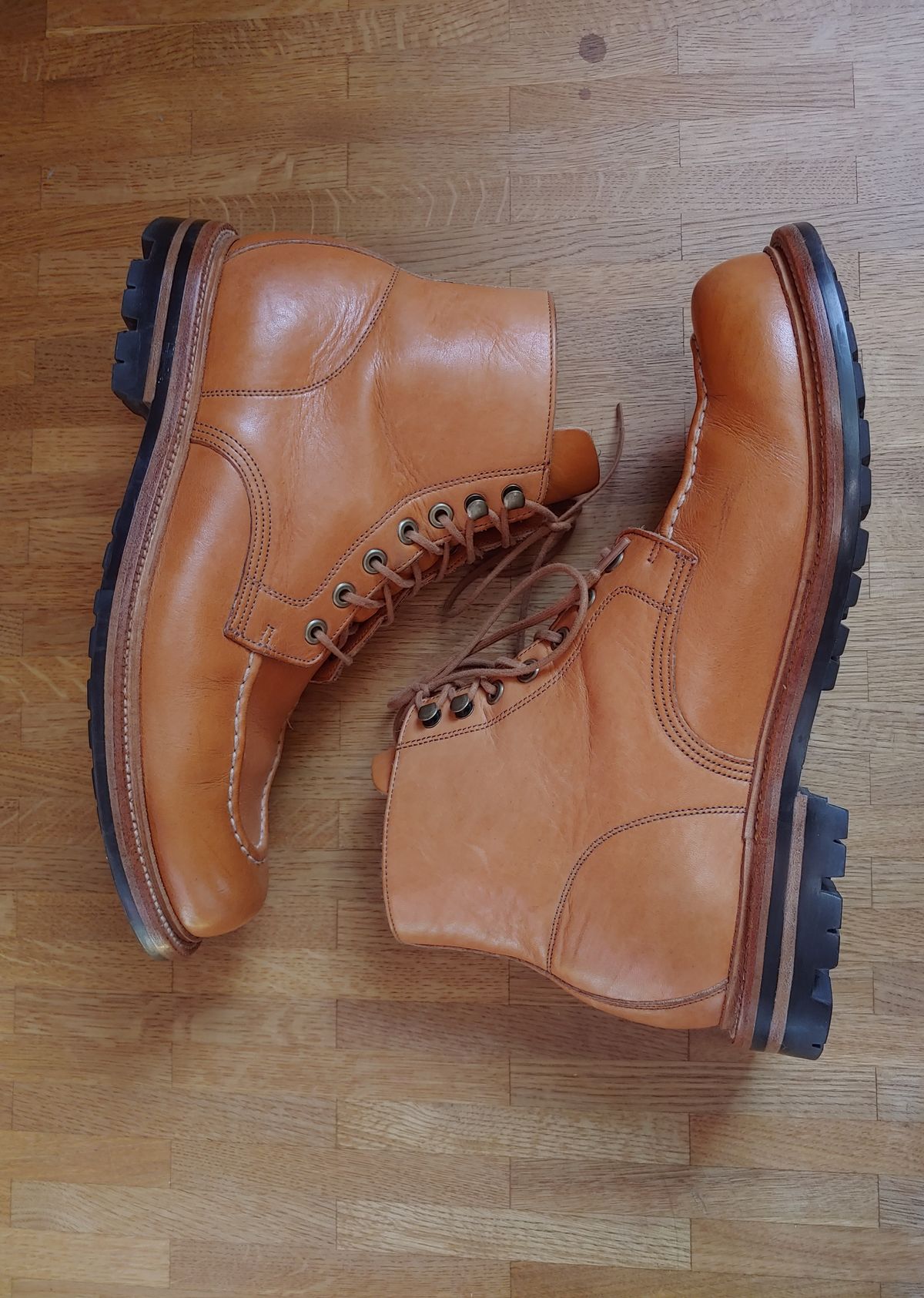 Photo by brunizam on February 25, 2023 of the Grant Stone Brass Boot in Horween Natural Essex.