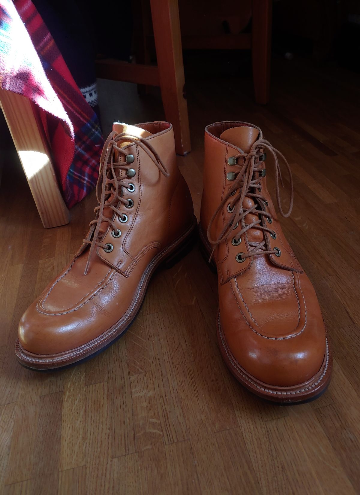 Photo by brunizam on February 25, 2023 of the Grant Stone Brass Boot in Horween Natural Essex.