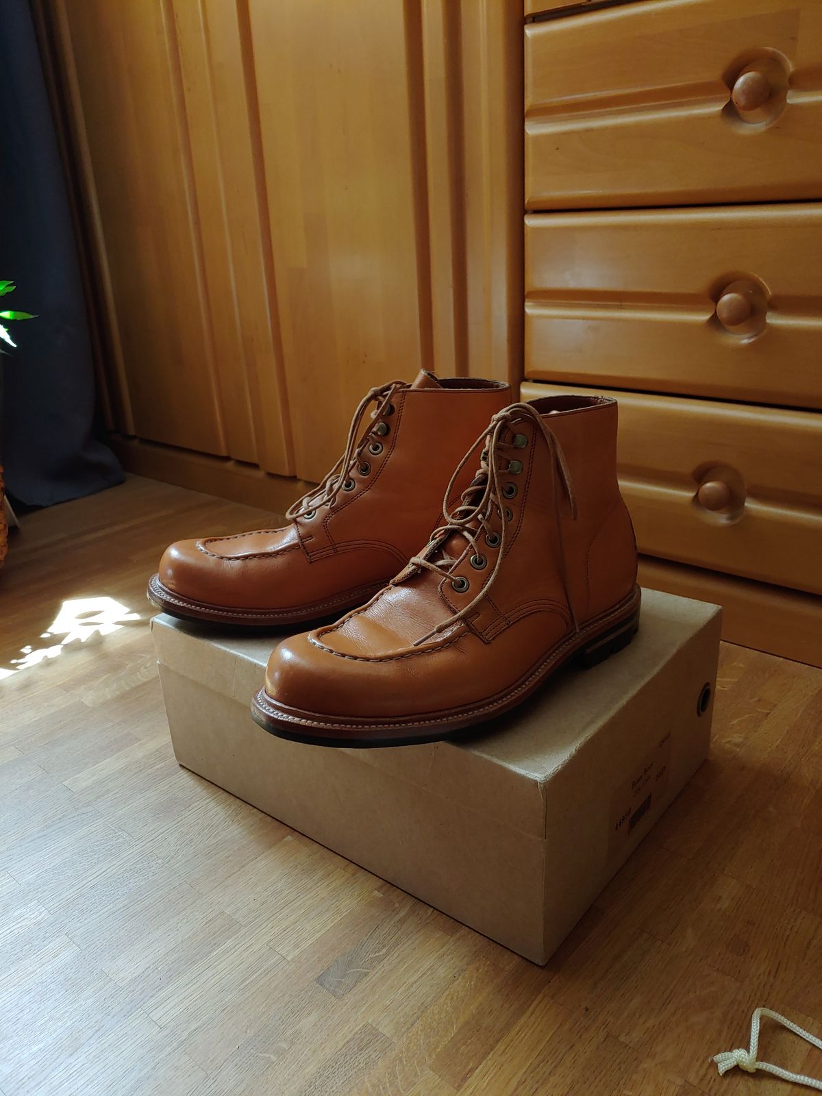 Photo by brunizam on May 15, 2023 of the Grant Stone Brass Boot in Horween Natural Essex.