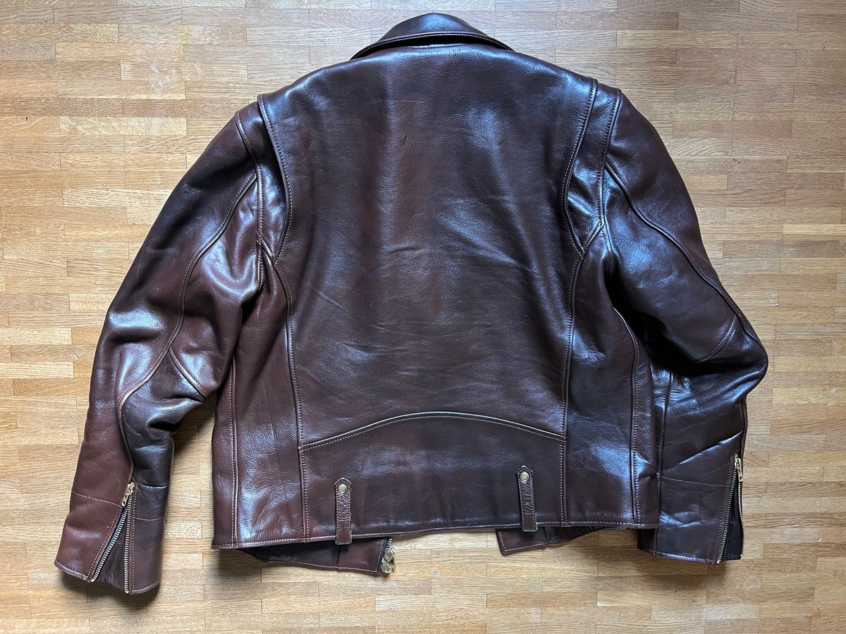 Photo by brunizam on May 15, 2025 of the Rugged West Rugged Rider in Two Tone Brown Steerhide & Black Cotton Liner.