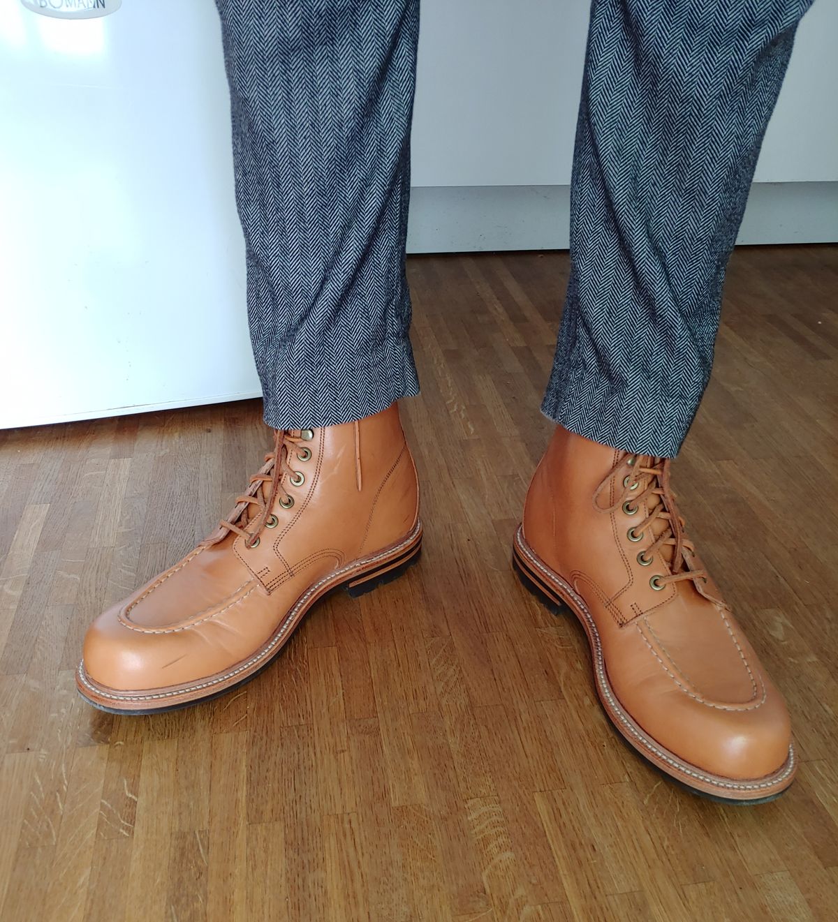 Photo by brunizam on May 22, 2023 of the Grant Stone Brass Boot in Horween Tan Essex.