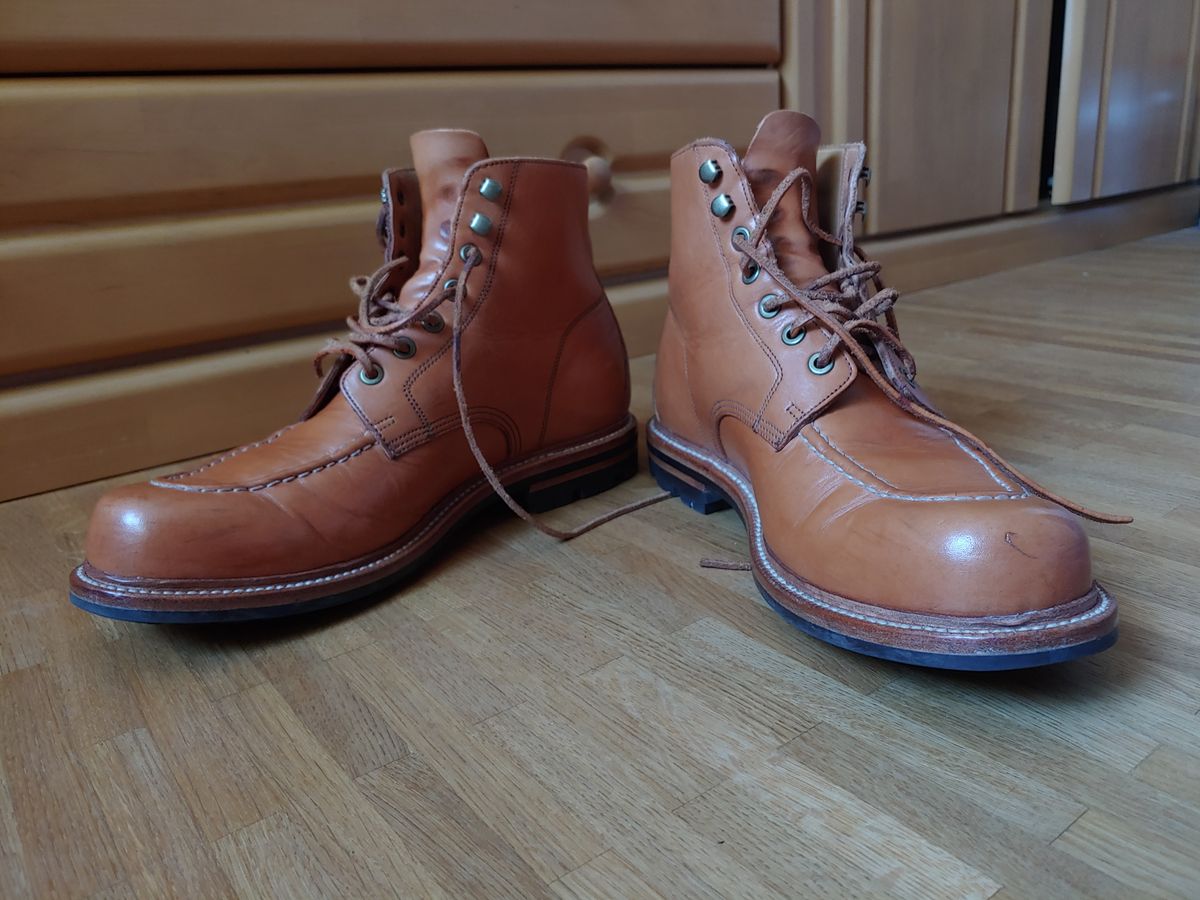 Photo by brunizam on September 21, 2023 of the Grant Stone Brass Boot in Horween Tan Essex.