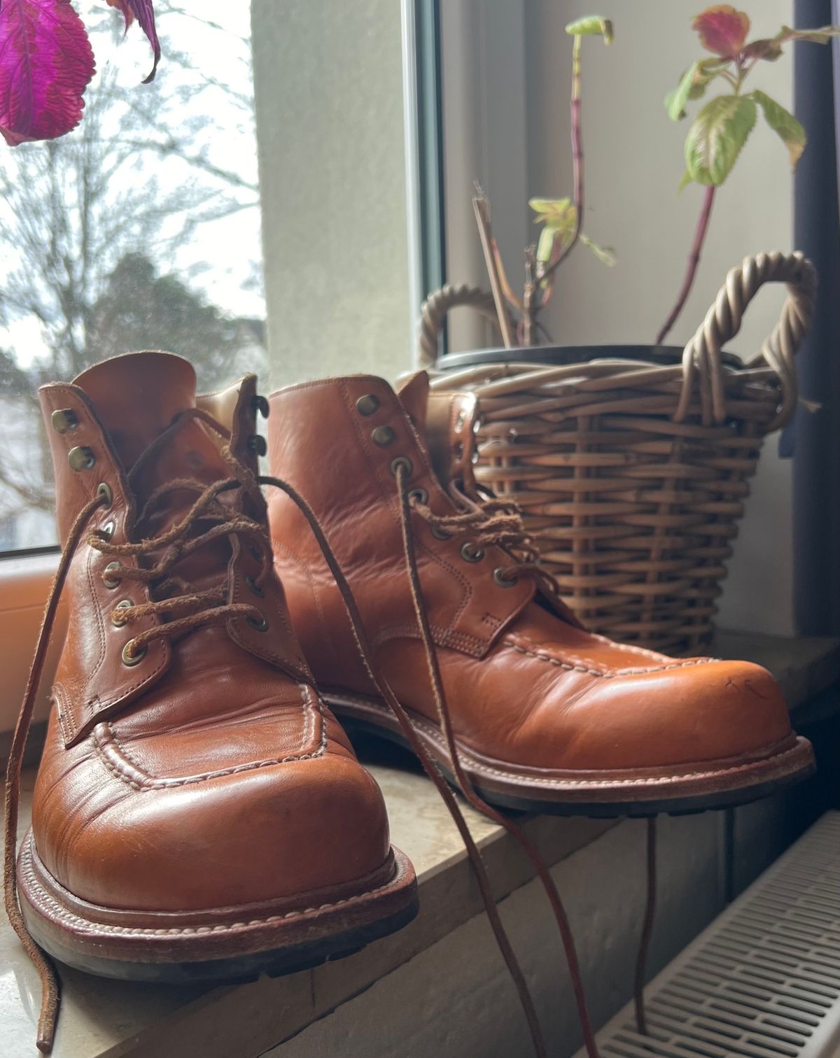 Photo by brunizam on February 8, 2024 of the Grant Stone Brass Boot in Horween Tan Essex.