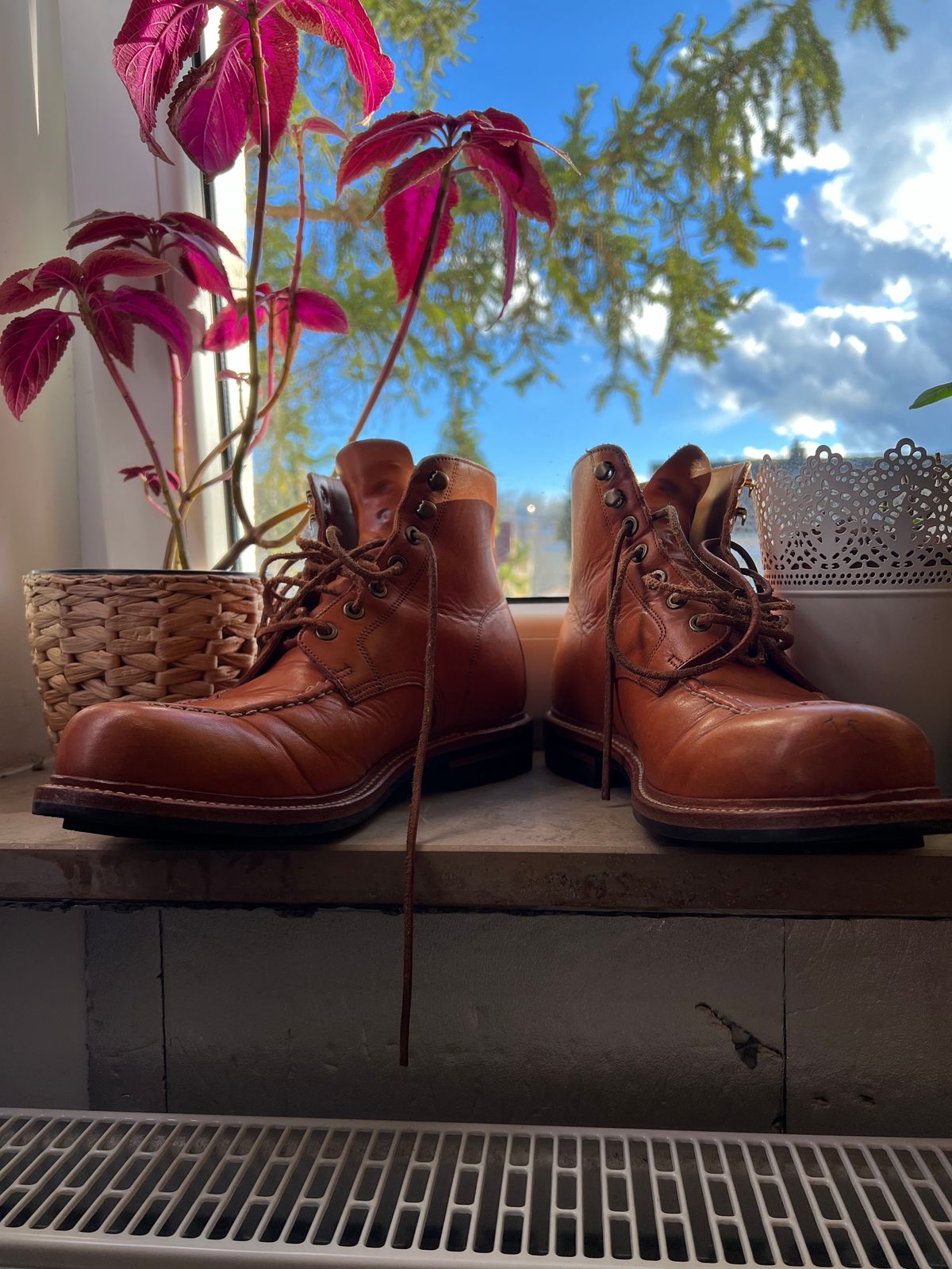 Photo by brunizam on February 25, 2024 of the Grant Stone Brass Boot in Horween Tan Essex.