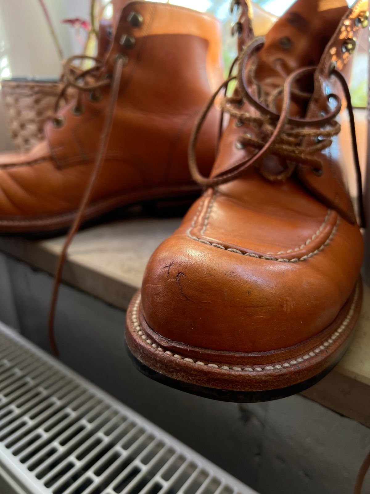 Photo by brunizam on February 25, 2024 of the Grant Stone Brass Boot in Horween Tan Essex.