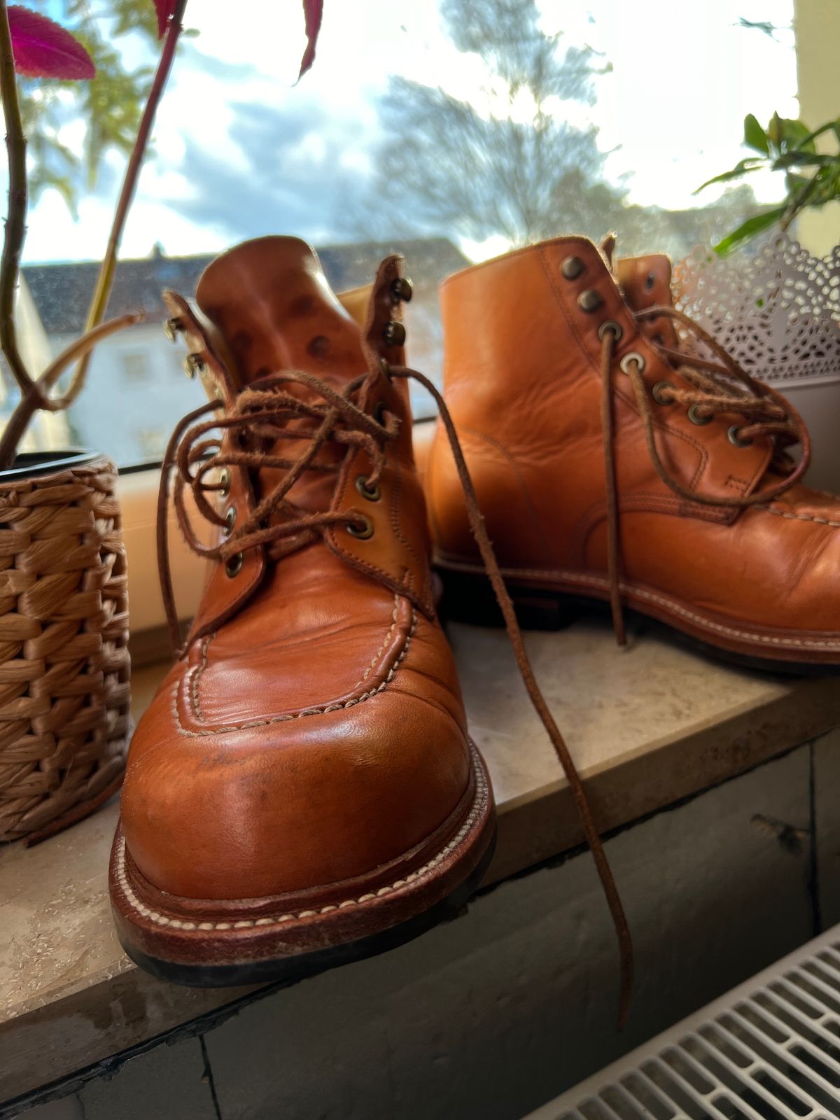 Photo by brunizam on February 25, 2024 of the Grant Stone Brass Boot in Horween Tan Essex.