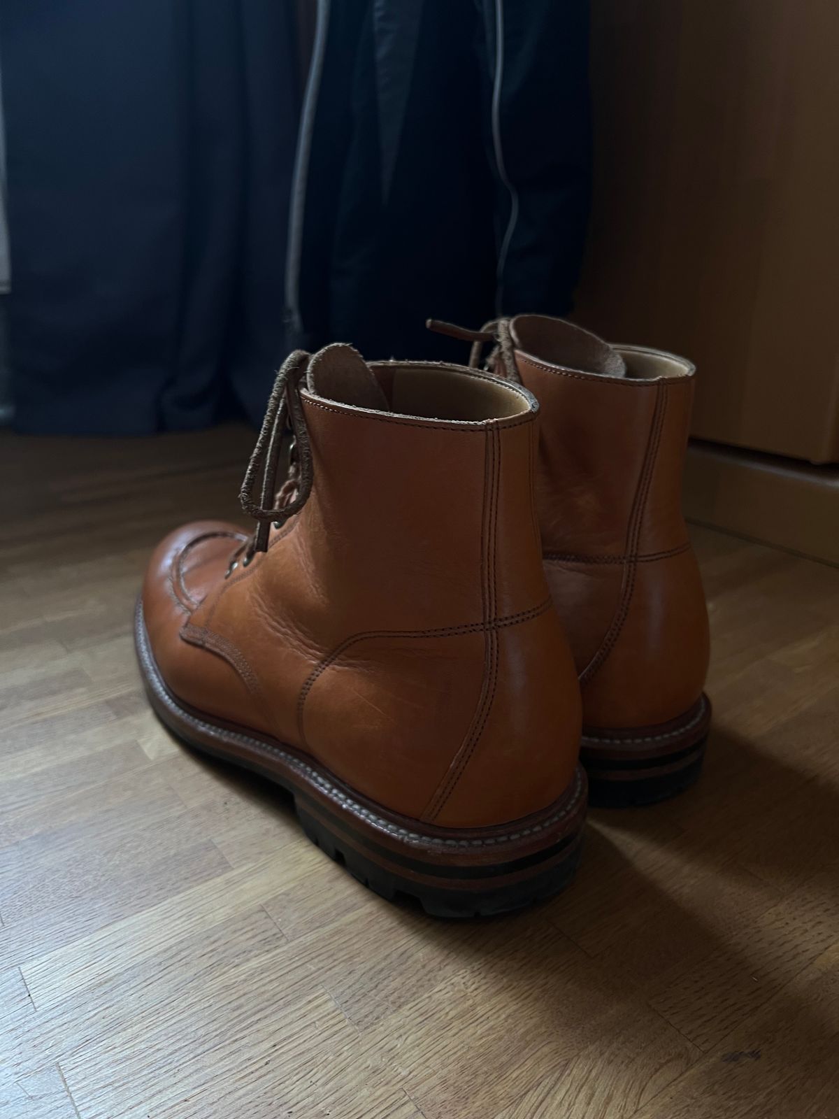 Photo by brunizam on March 17, 2024 of the Grant Stone Brass Boot in Horween Tan Essex.