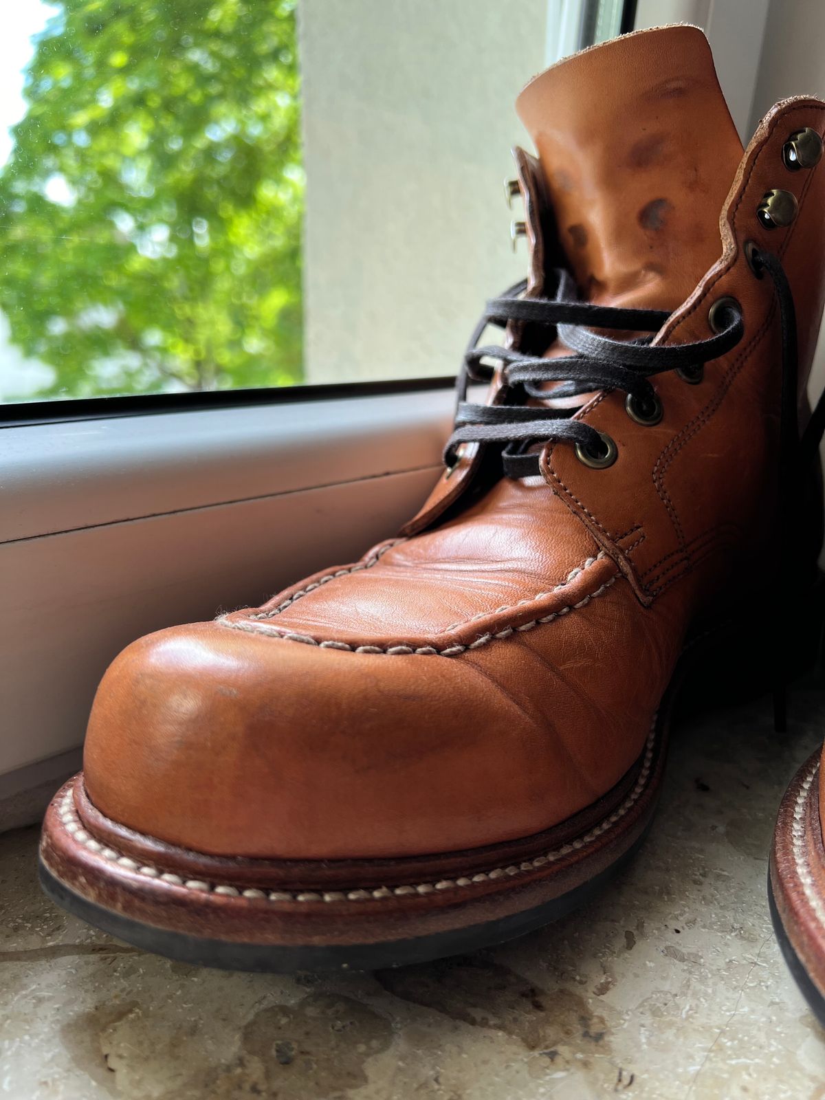 Photo by brunizam on May 5, 2024 of the Grant Stone Brass Boot in Horween Tan Essex.