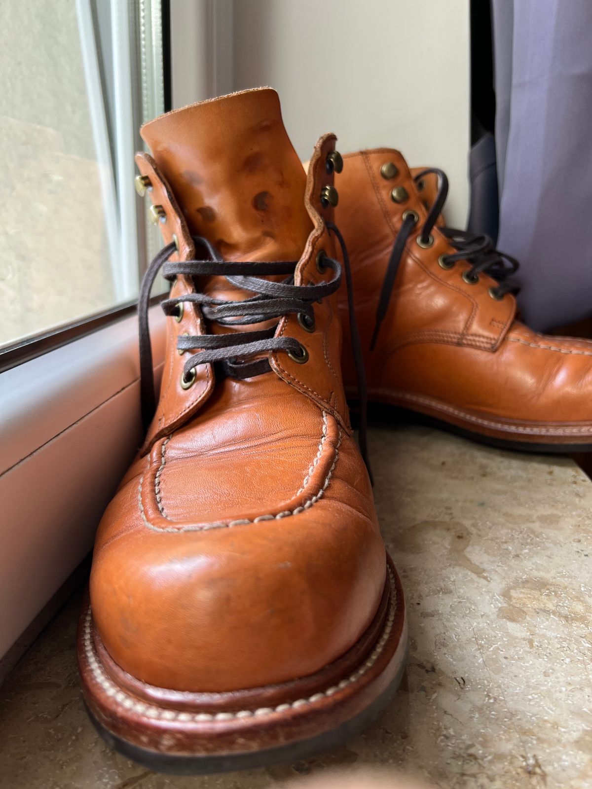 Photo by brunizam on May 5, 2024 of the Grant Stone Brass Boot in Horween Tan Essex.