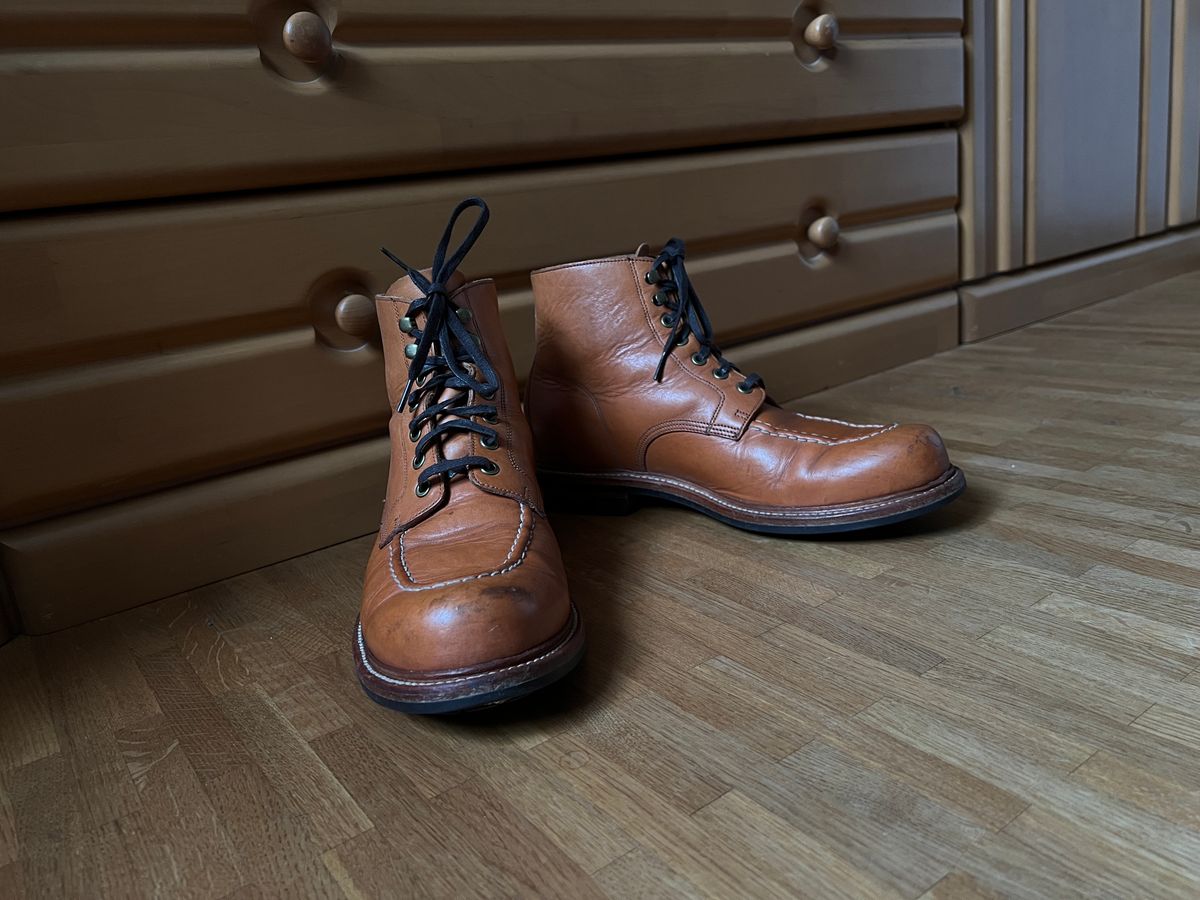 Photo by brunizam on November 21, 2024 of the Grant Stone Brass Boot in Horween Tan Essex.