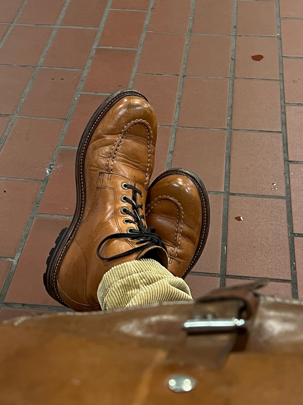 Photo by brunizam on March 13, 2025 of the Grant Stone Brass Boot in Horween Tan Essex.