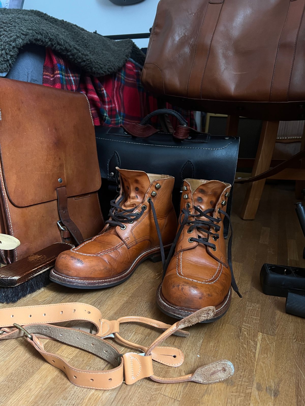 Photo by brunizam on June 16, 2025 of the Grant Stone Brass Boot in Horween Tan Essex.