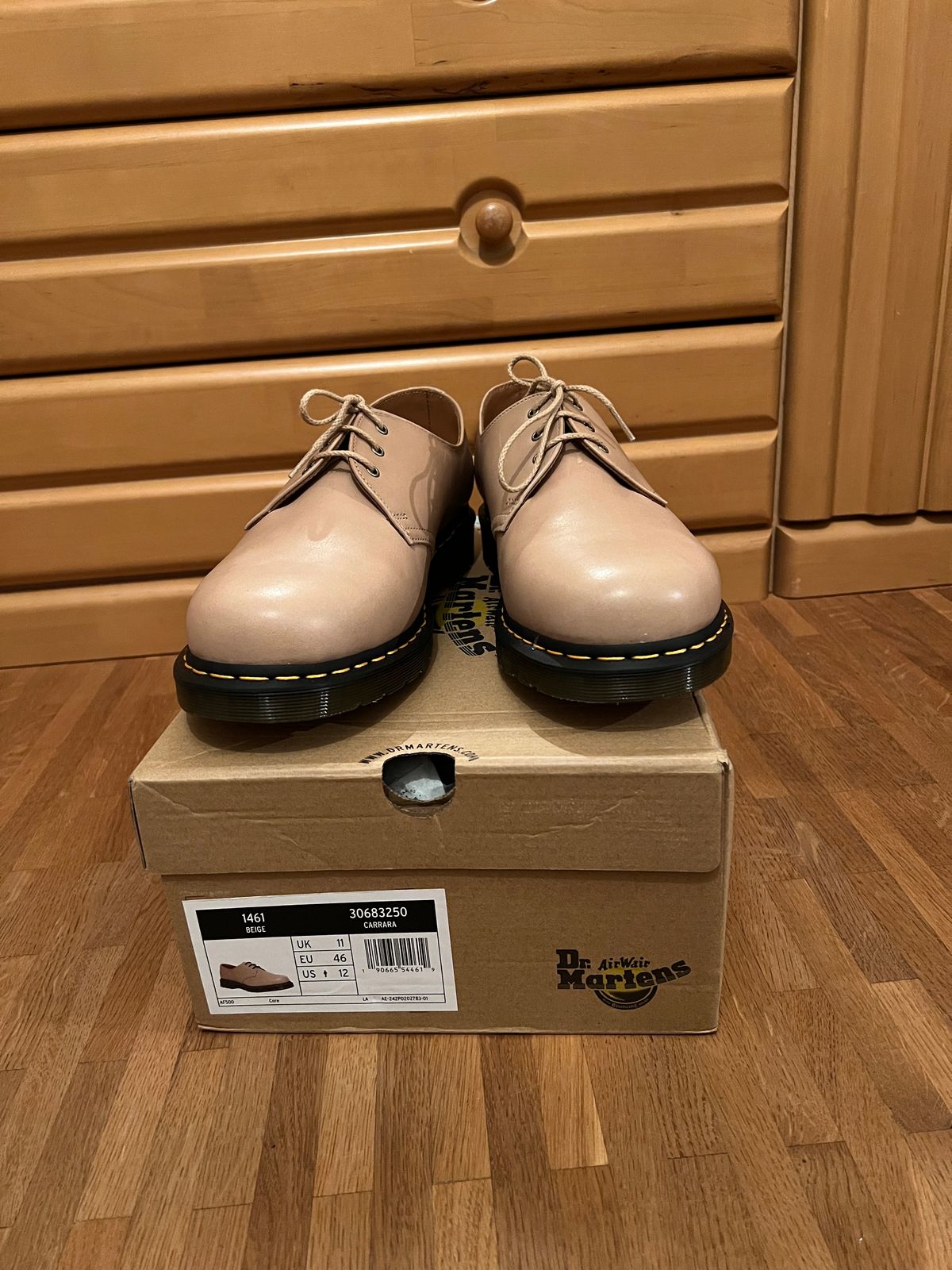 Photo by brunizam on December 12, 2024 of the Dr. Martens 1461 in Carrara Baige.