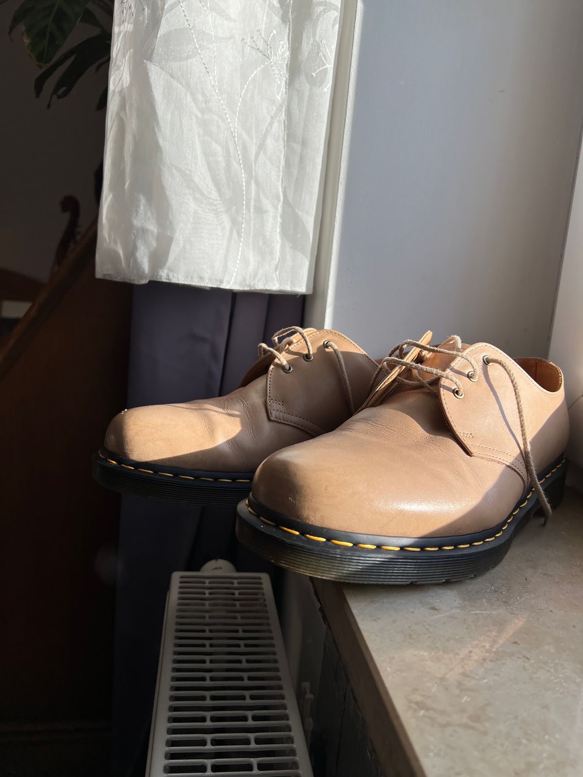 Photo by brunizam on January 24, 2025 of the Dr. Martens 1461 in Carrara Baige.