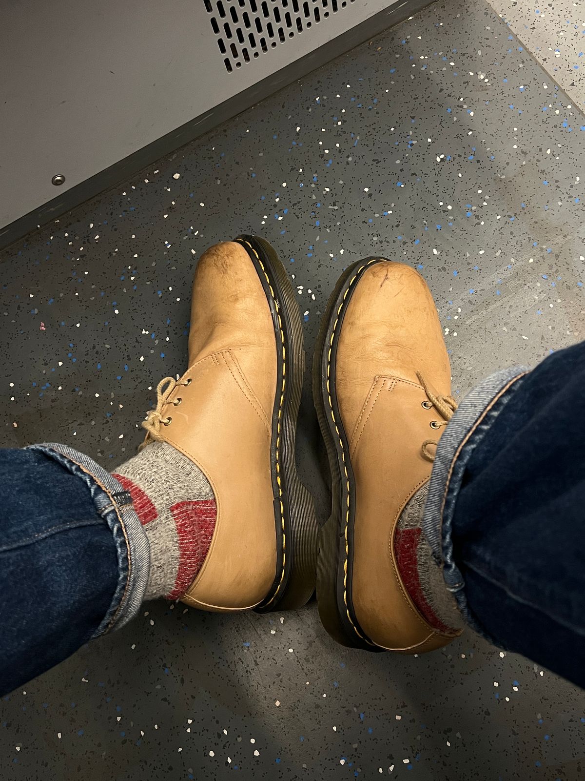 Photo by brunizam on May 16, 2025 of the Dr. Martens 1461 in Carrara Baige.