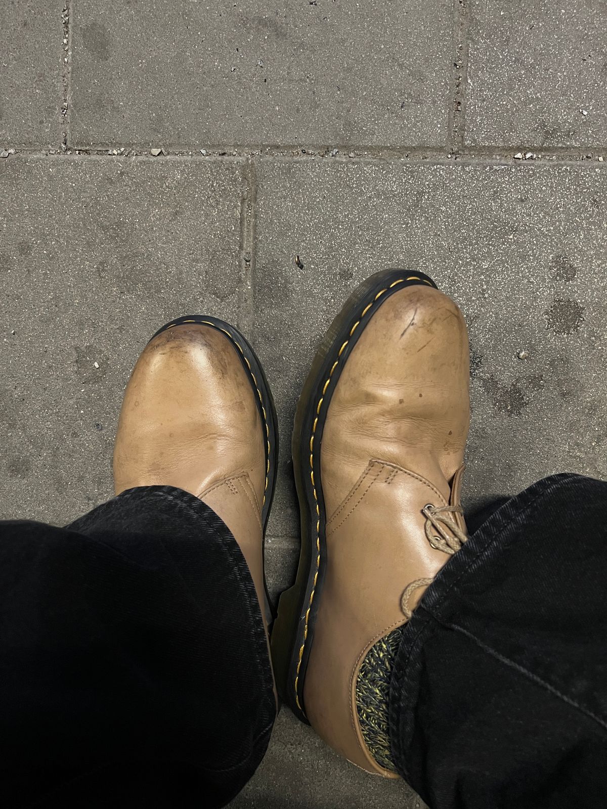 Photo by brunizam on May 21, 2025 of the Dr. Martens 1461 in Carrara Baige.