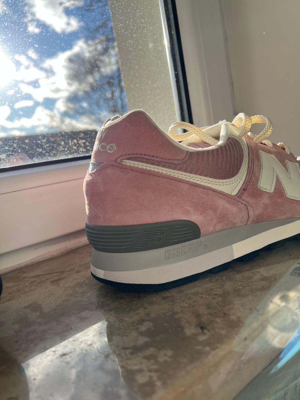 Photo by brunizam on January 7, 2025 of the New Balance OU 576 PNK in Pink Pig Suede.