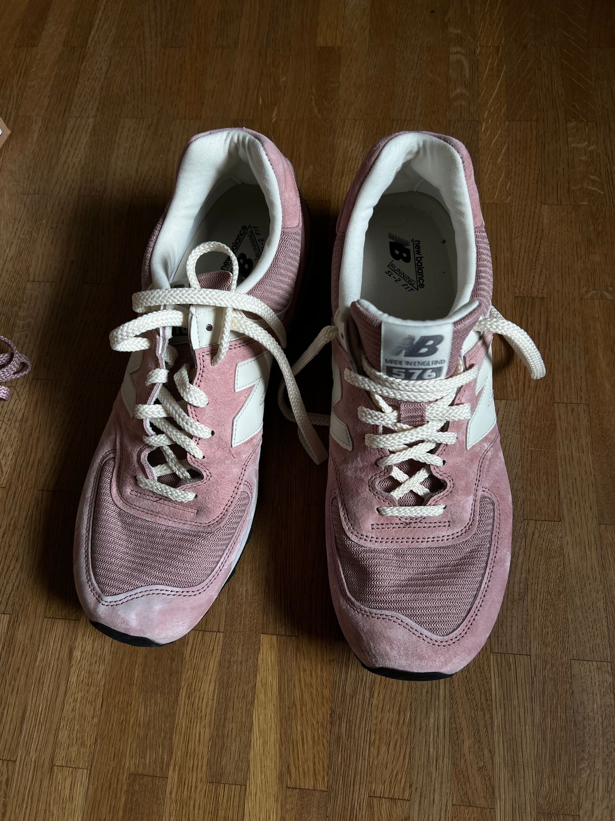 Photo by brunizam on January 7, 2025 of the New Balance OU 576 PNK in Pink Pig Suede.