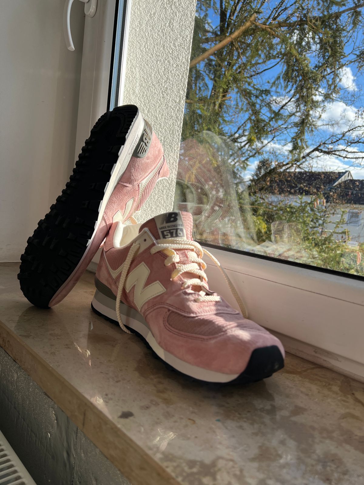 Photo by brunizam on January 7, 2025 of the New Balance OU 576 PNK in Pink Pig Suede.