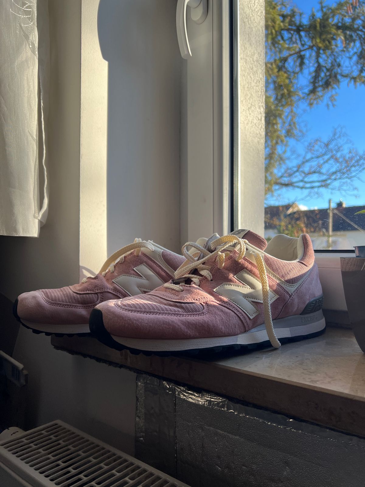 Photo by brunizam on January 7, 2025 of the New Balance OU 576 PNK in Pink Pig Suede.