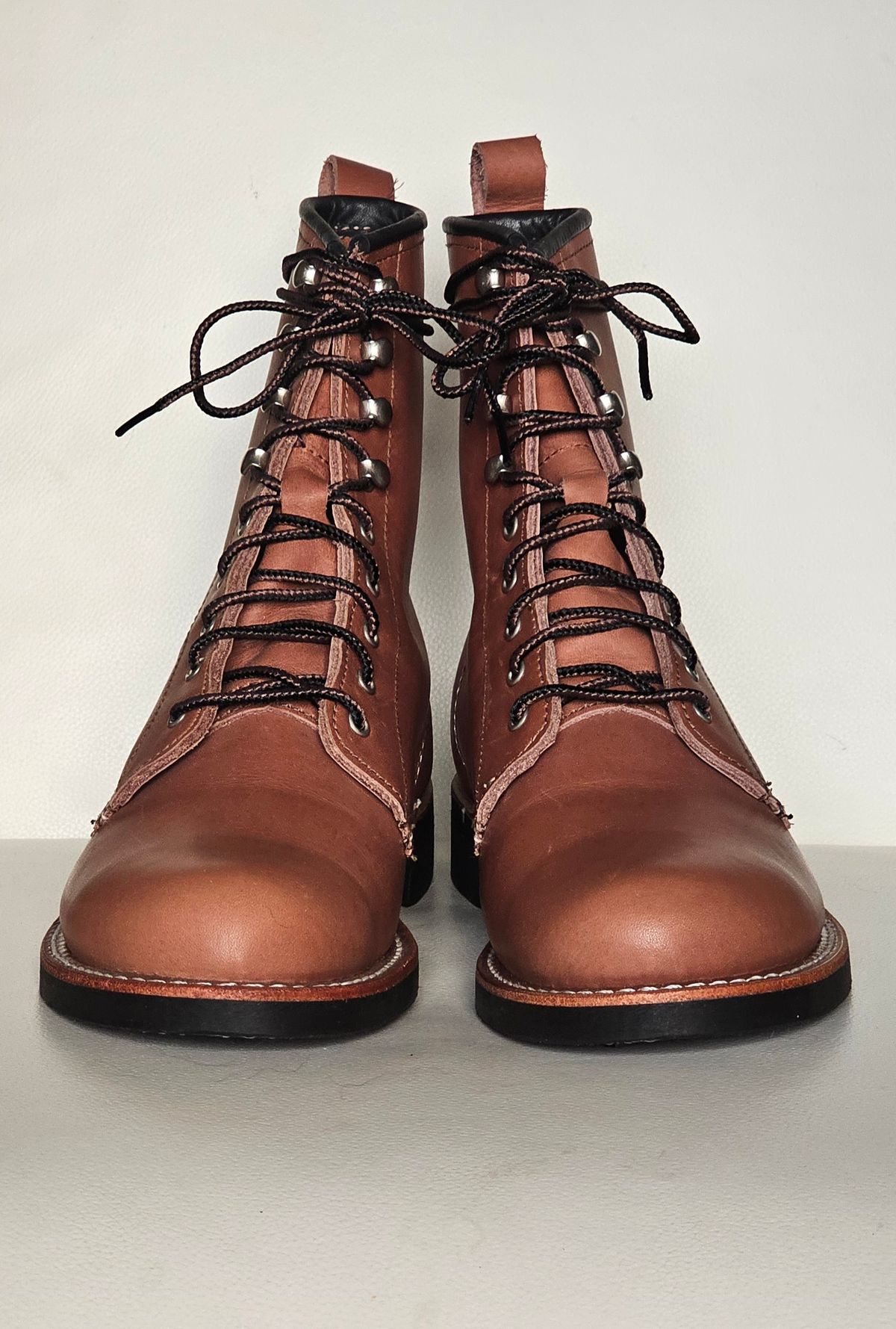 Photo by Roflround on October 2, 2024 of the Red Wing Silversmith in S.B. Foot Mocha.