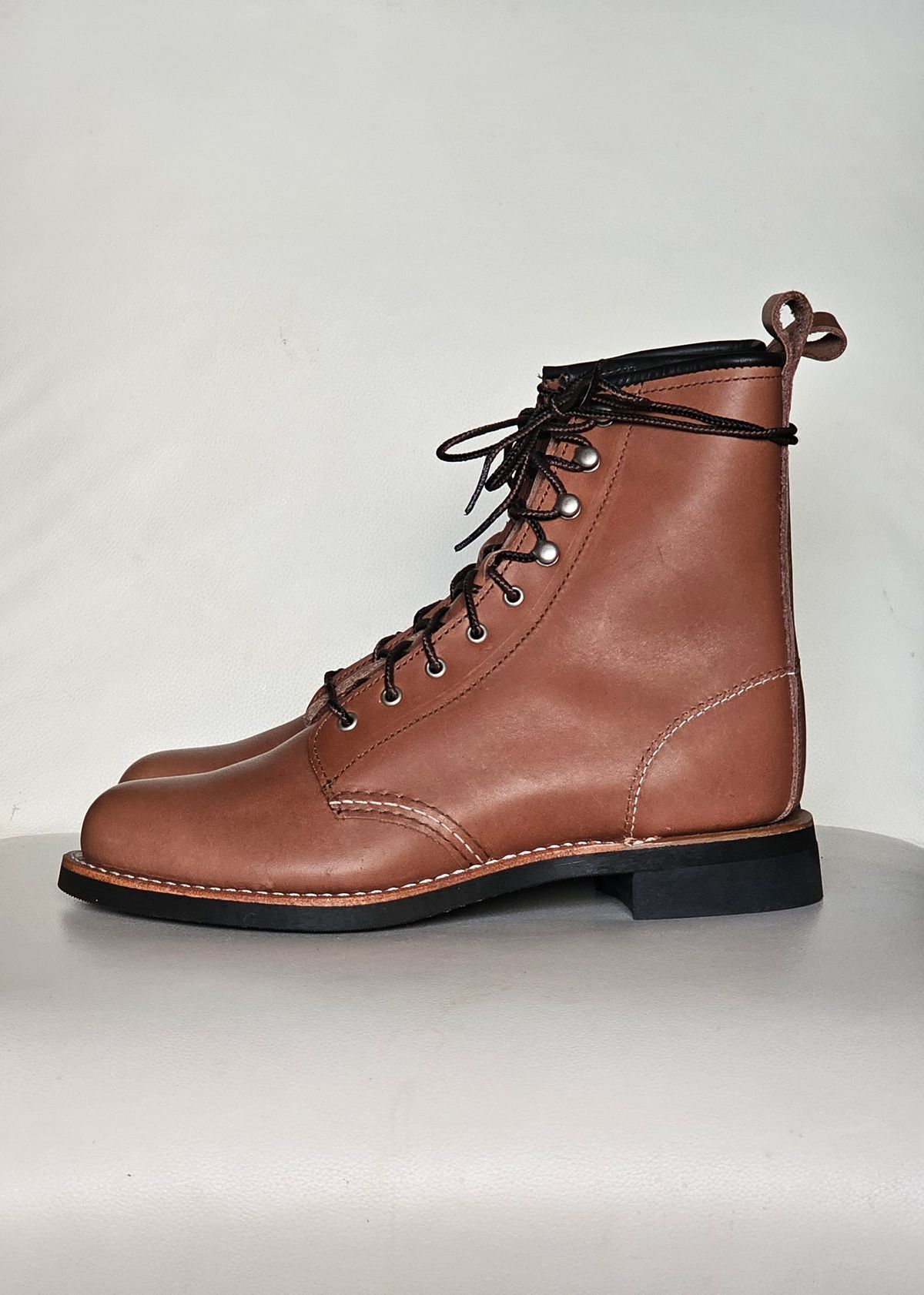 Photo by Roflround on October 2, 2024 of the Red Wing Silversmith in S.B. Foot Mocha.