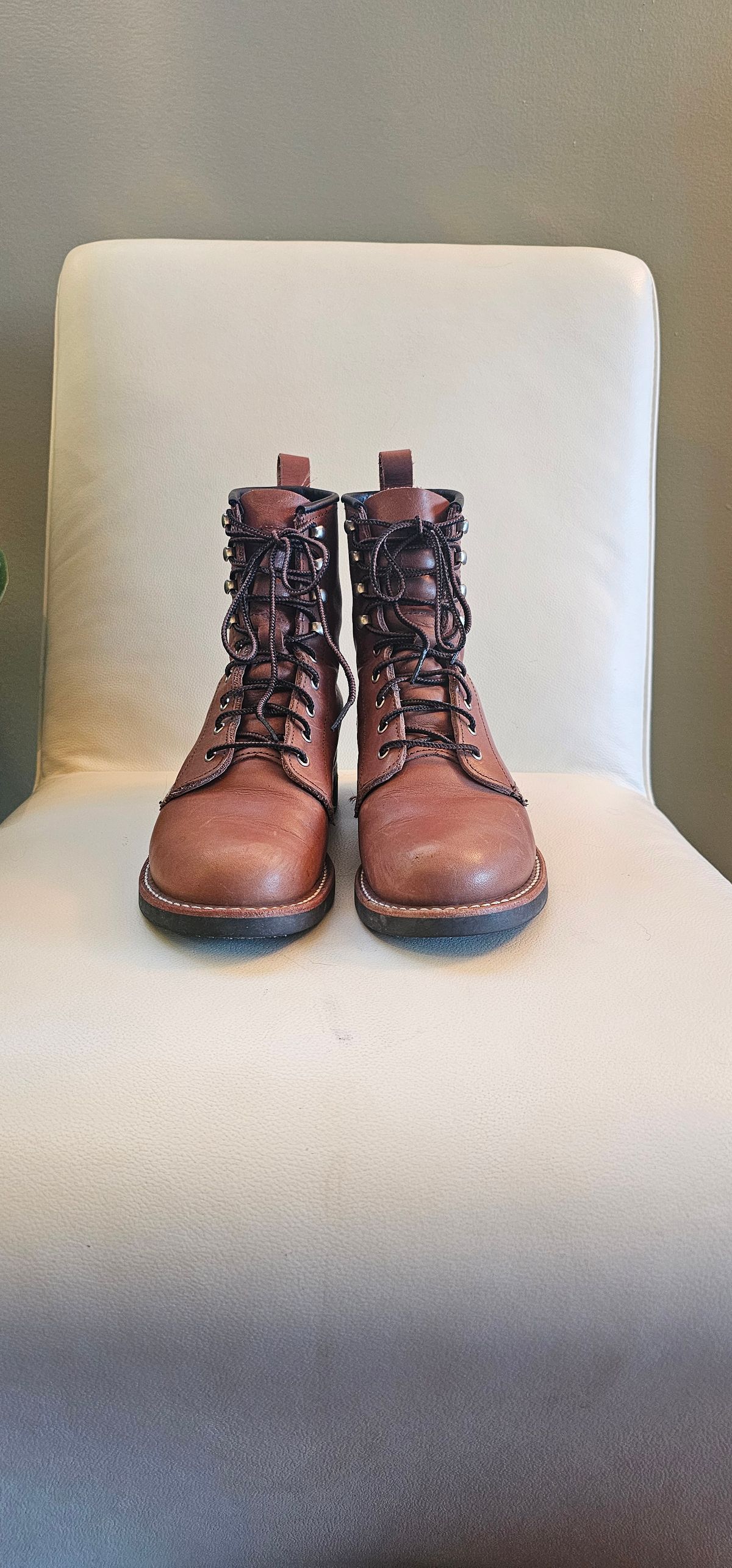 Photo by Roflround on November 3, 2024 of the Red Wing Silversmith in S.B. Foot Mocha.