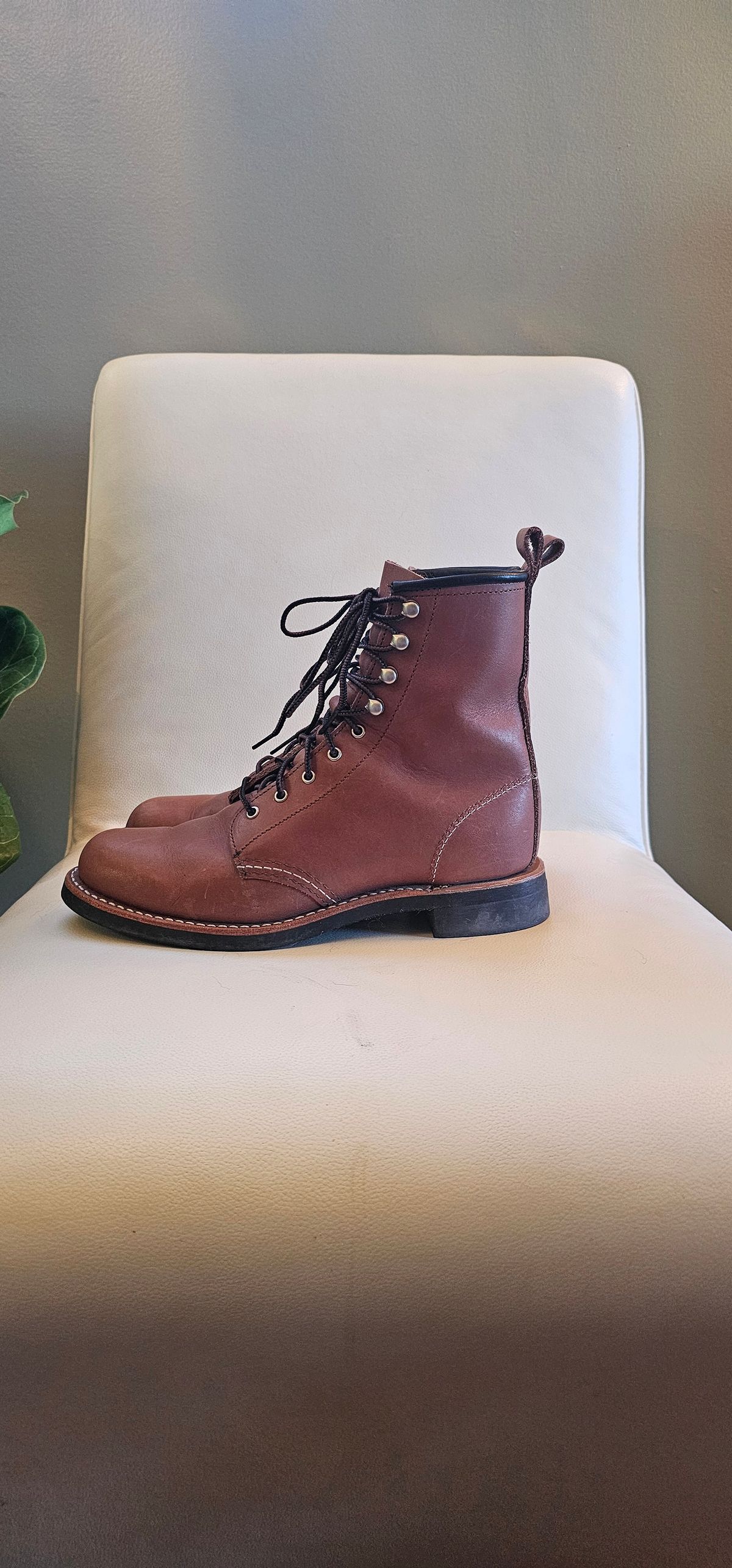 Photo by Roflround on November 3, 2024 of the Red Wing Silversmith in S.B. Foot Mocha.