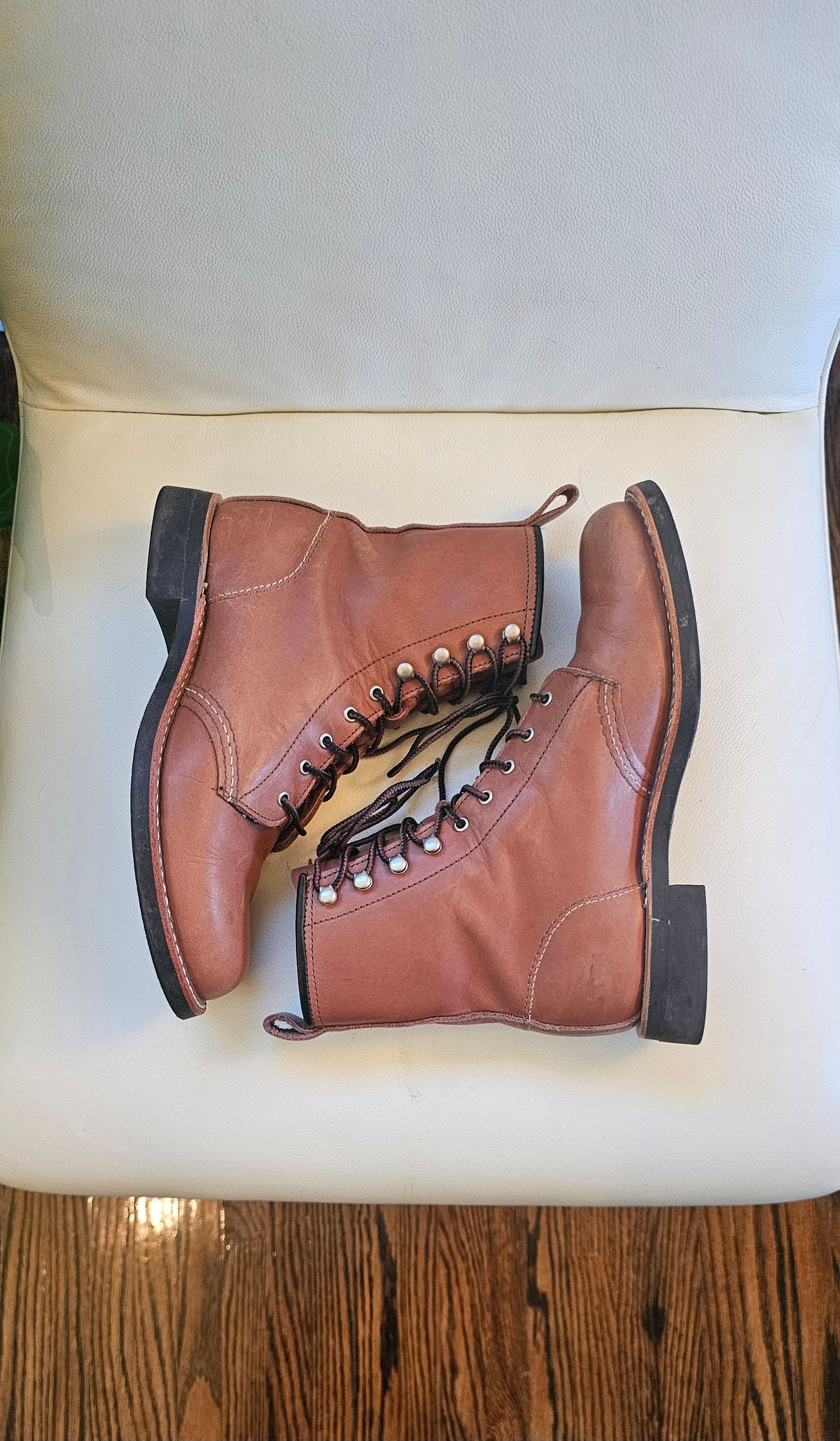Photo by Roflround on November 3, 2024 of the Red Wing Silversmith in S.B. Foot Mocha.