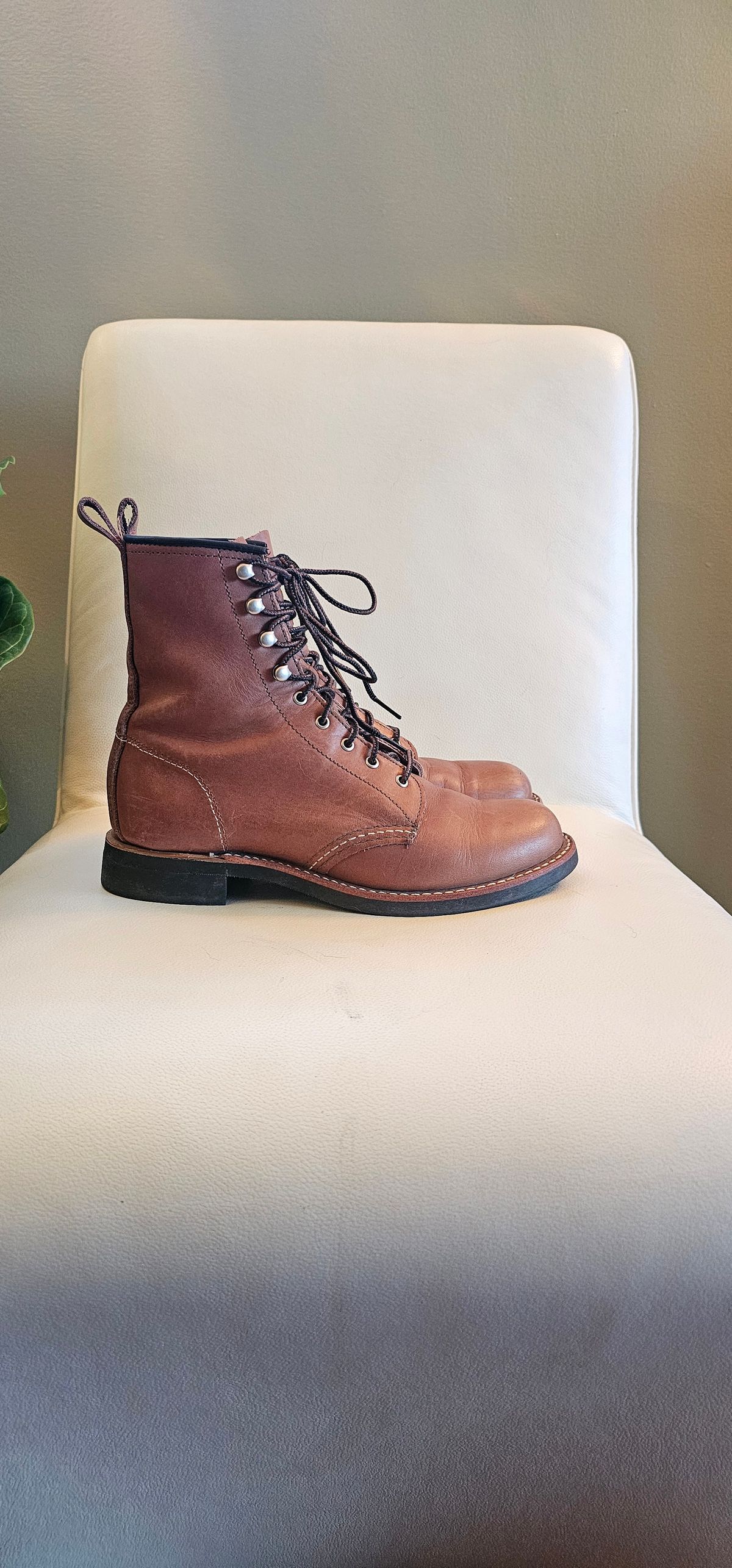 Photo by Roflround on November 3, 2024 of the Red Wing Silversmith in S.B. Foot Mocha.