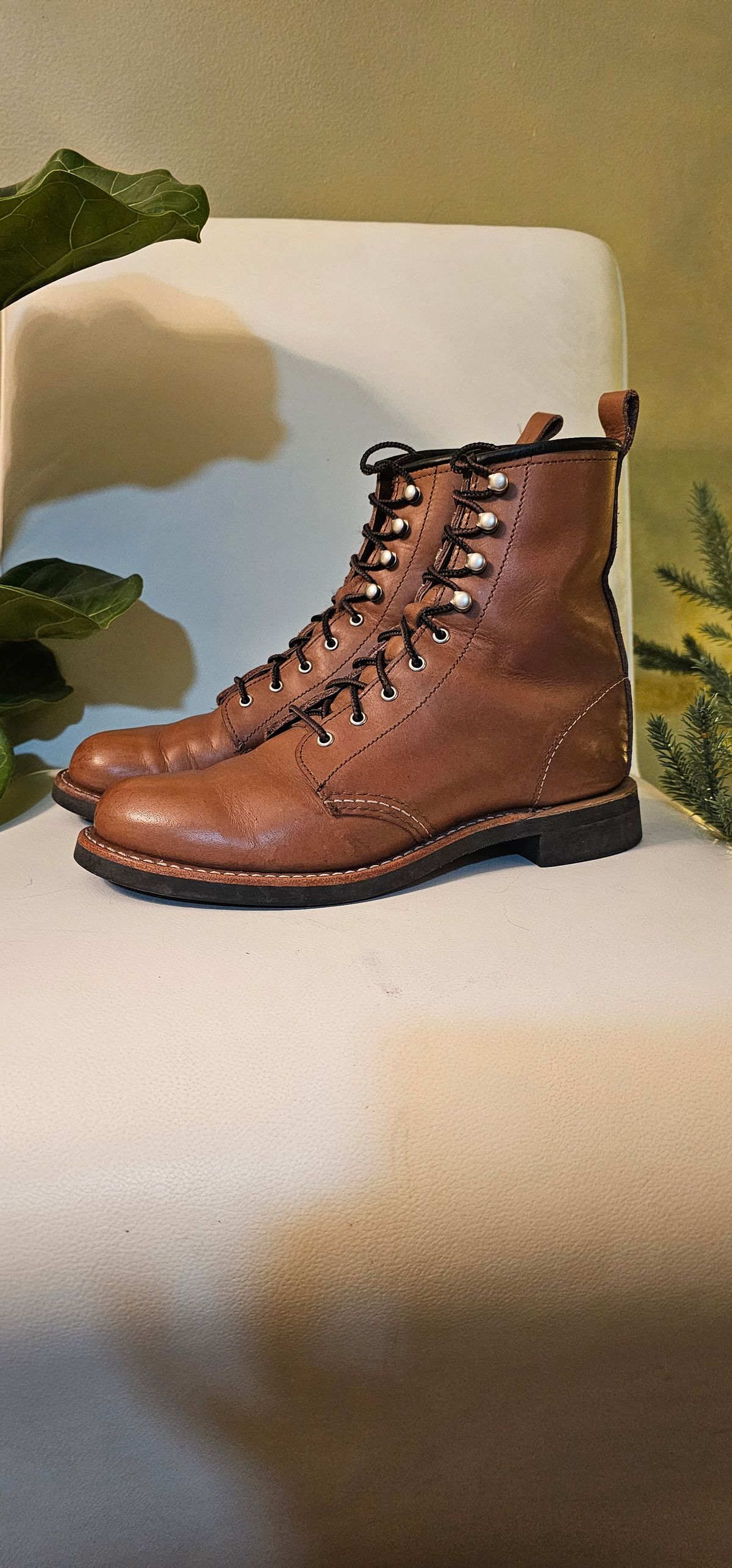 Photo by Roflround on December 6, 2024 of the Red Wing Silversmith in S.B. Foot Mocha.
