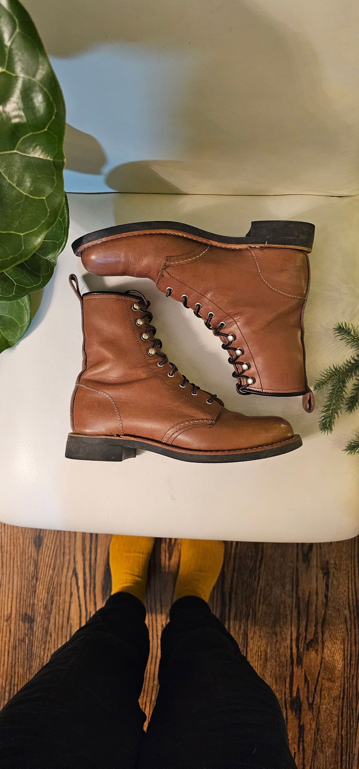 Photo by Roflround on December 6, 2024 of the Red Wing Silversmith in S.B. Foot Mocha.