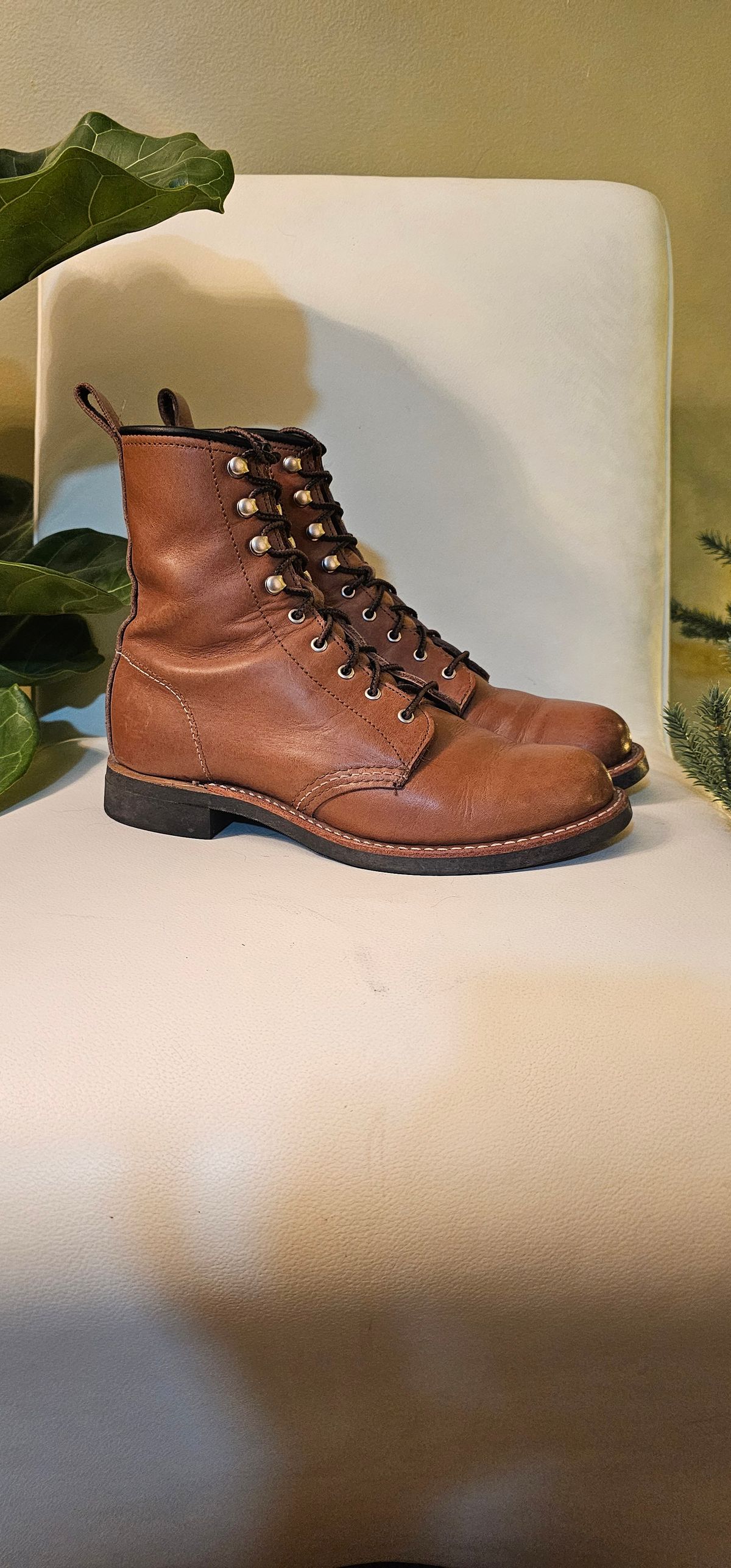 Photo by Roflround on December 6, 2024 of the Red Wing Silversmith in S.B. Foot Mocha.