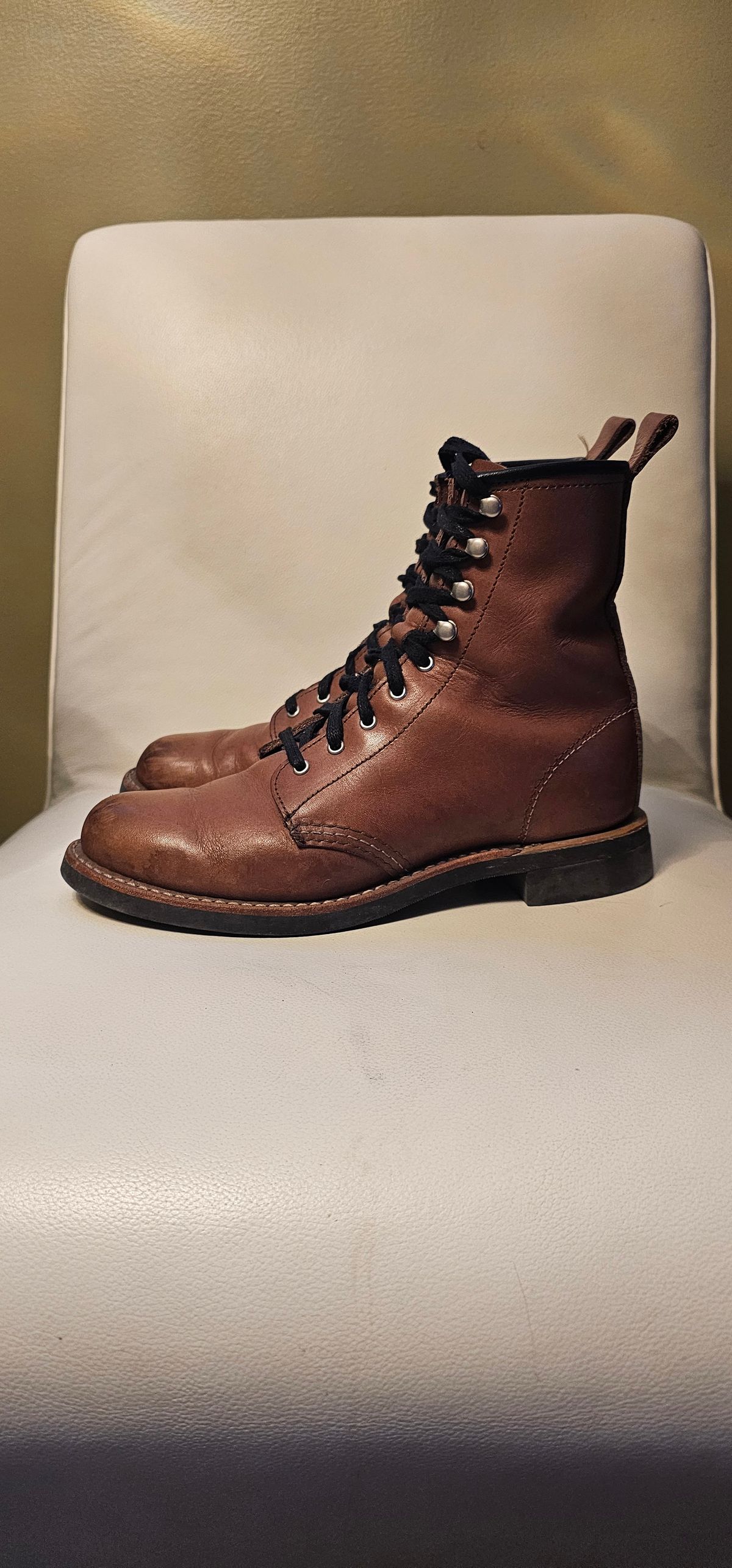 Photo by Roflround on March 6, 2025 of the Red Wing Silversmith in S.B. Foot Mocha.