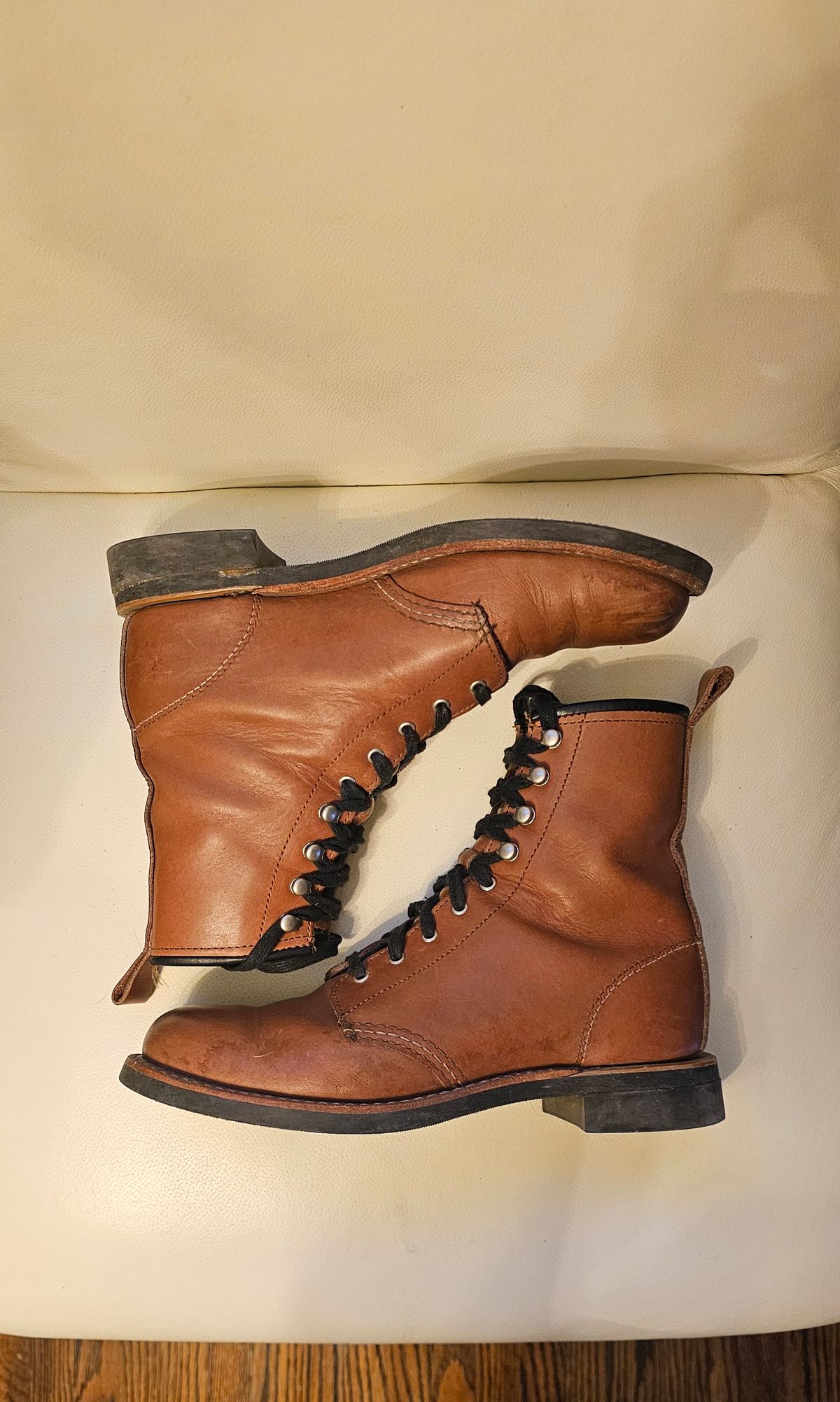 Photo by Roflround on March 6, 2025 of the Red Wing Silversmith in S.B. Foot Mocha.
