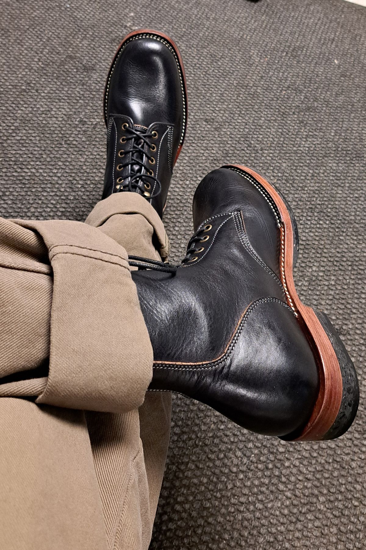 Photo by Roflround on December 10, 2024 of the Jakkrabbits Officer Boots in Natural Hand Dyed Black (Veg Tanned).