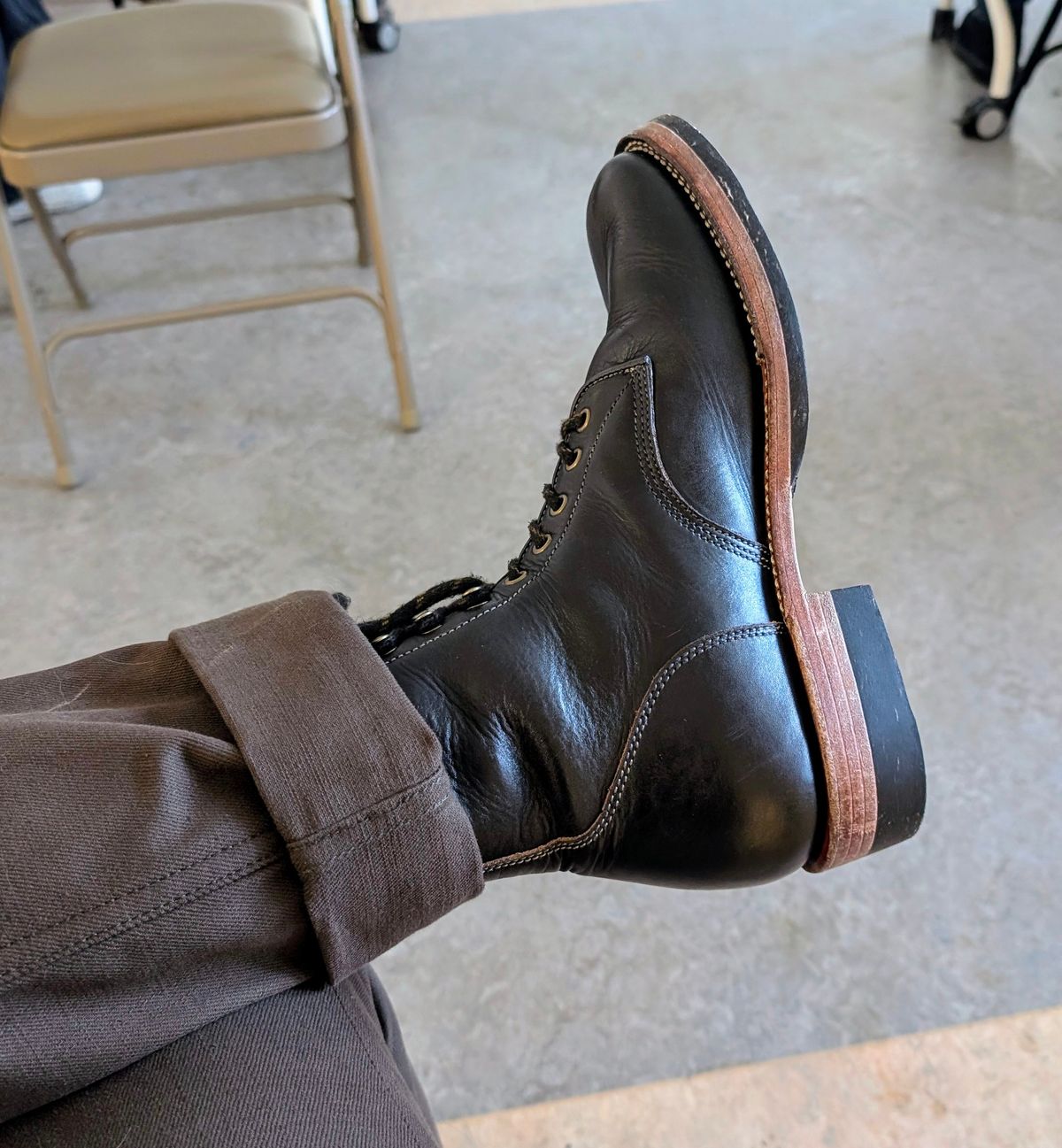 Photo by Roflround on February 5, 2025 of the Jakkrabbits Officer Boots in Natural Hand Dyed Black (Veg Tanned).