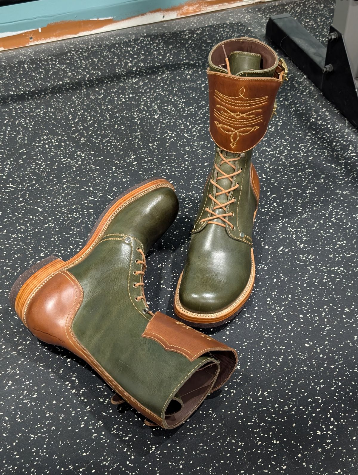 Photo by Roflround on October 1, 2025 of the Fortis Boots Custom Model in Indonesian Medium Brown Pull Up & Indonesian Olive.
