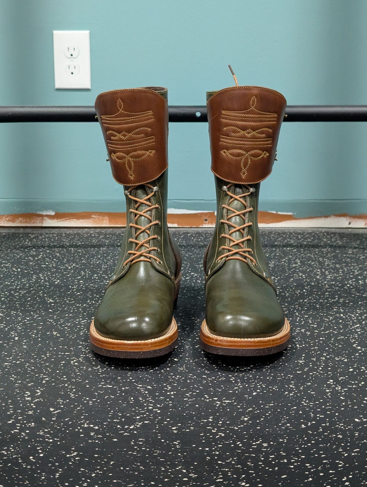 Photo by Roflround on October 1, 2025 of the Fortis Boots Custom Model in Indonesian Medium Brown Pull Up & Indonesian Olive.